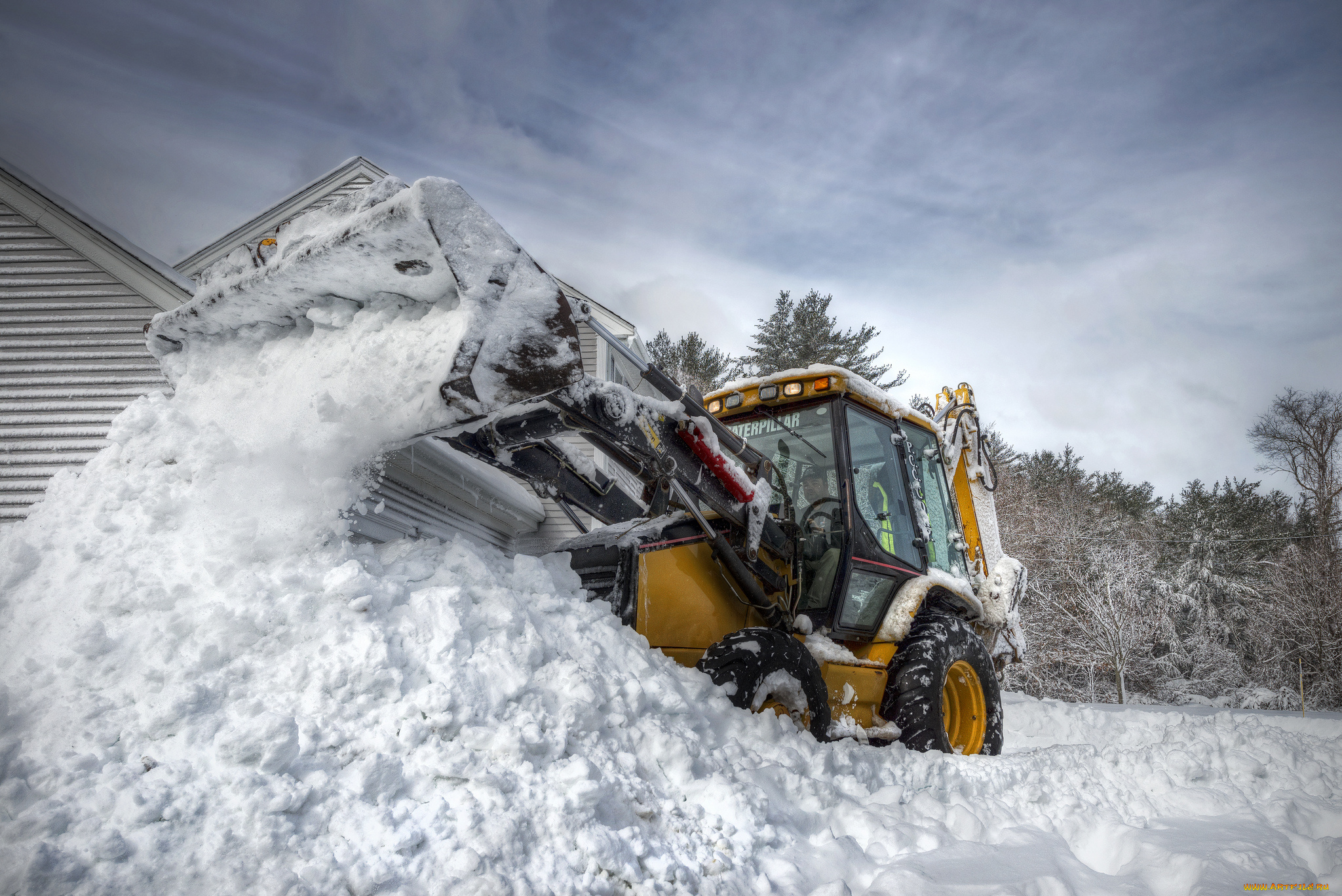 Трактора чистят дороги. Уборка снега экскаватором погрузчиком JCB. JCB Fastrac уборка снега. Трактор JCB снегоуборщик. Трактор JCB зимой.