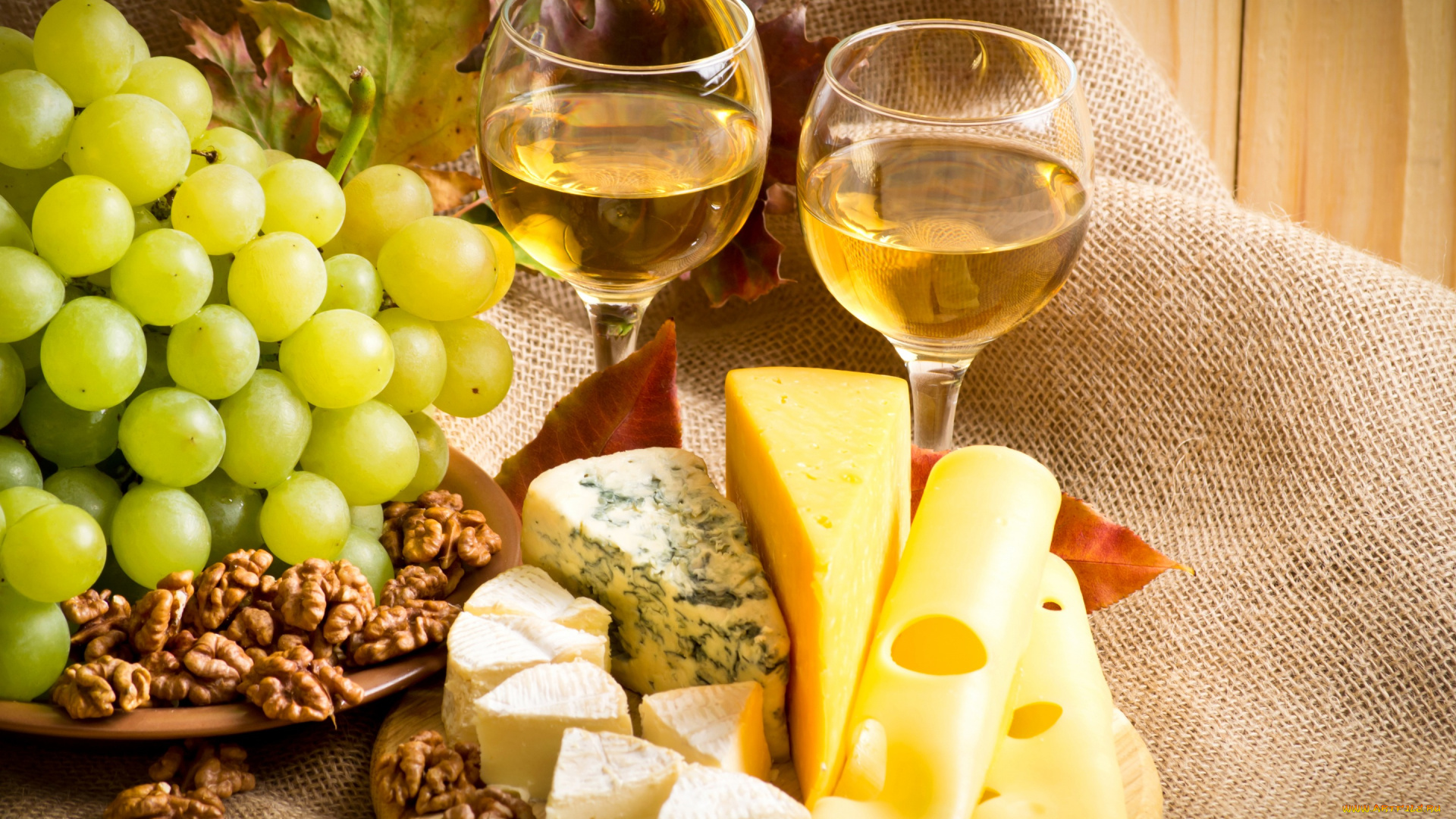 еда, разное, wine, grapes, cheese, nuts, вино, бокалы, лист, виноград, сыр, орехи