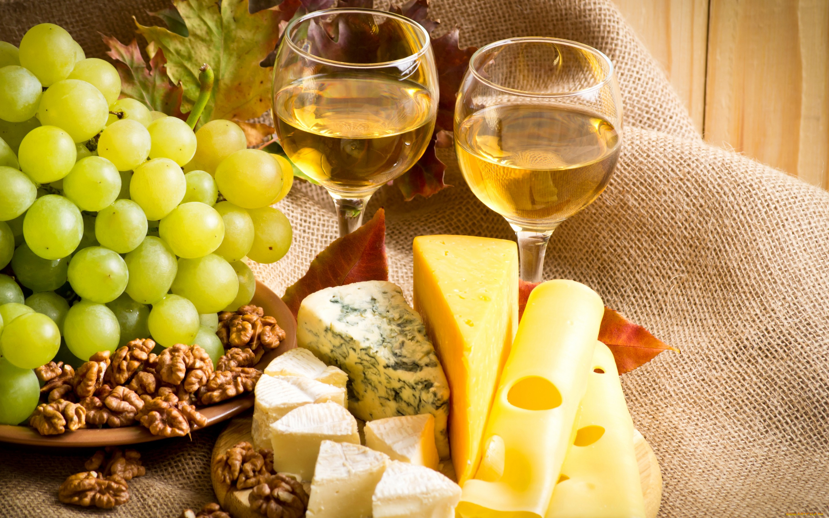 еда, разное, wine, grapes, cheese, nuts, вино, бокалы, лист, виноград, сыр, орехи