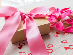 Картинка праздничные подарки+и+коробочки бант коробка подарок цветы