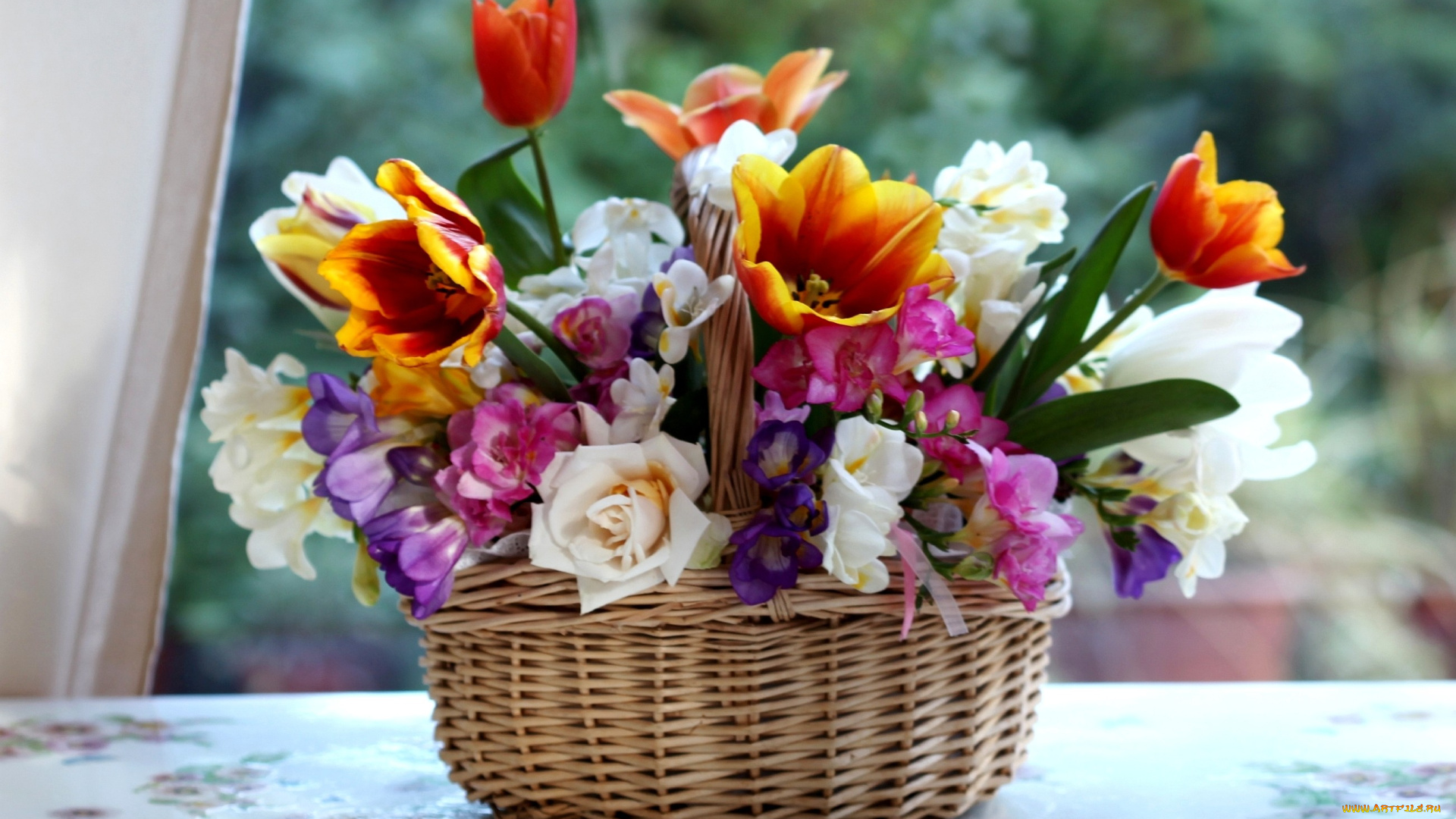 цветы, букеты, композиции, тюльпаны, розы, фрезии, корзинка