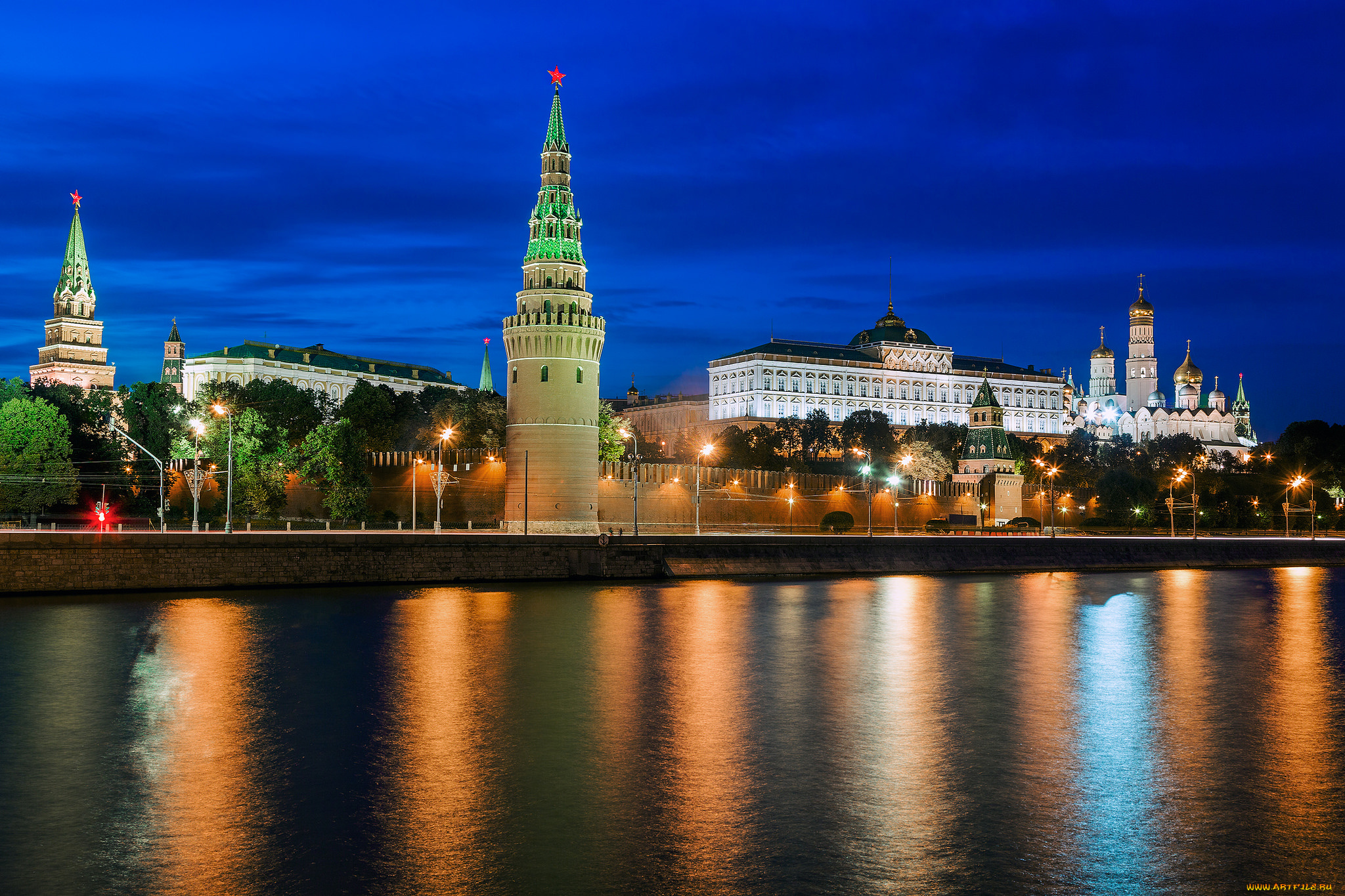 Well москва. Кремль Москва. Москва река Кремль. Kreml Москва. Москва Кремль ночью.