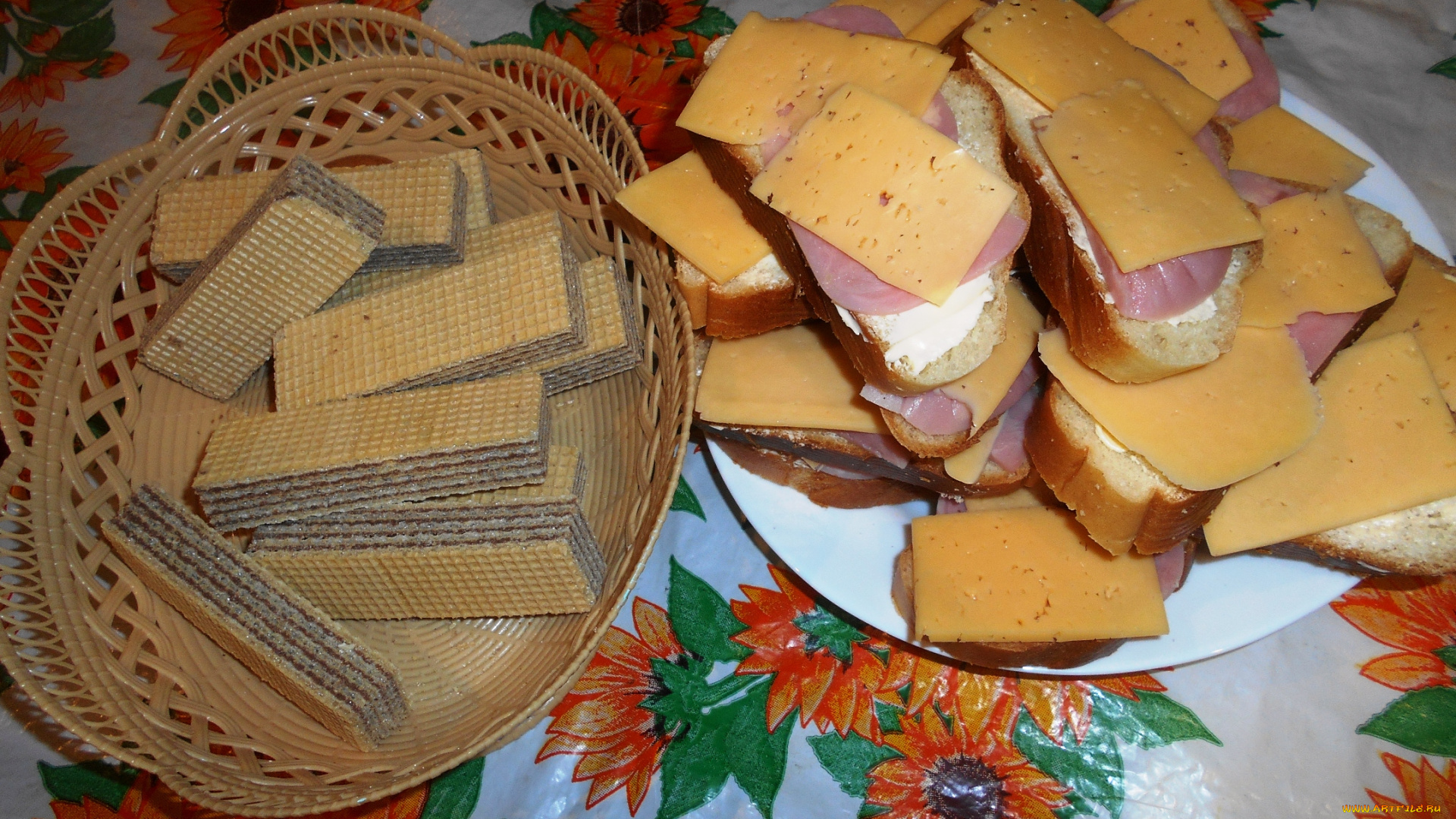Вафли с колбасой и сыром в вафельнице