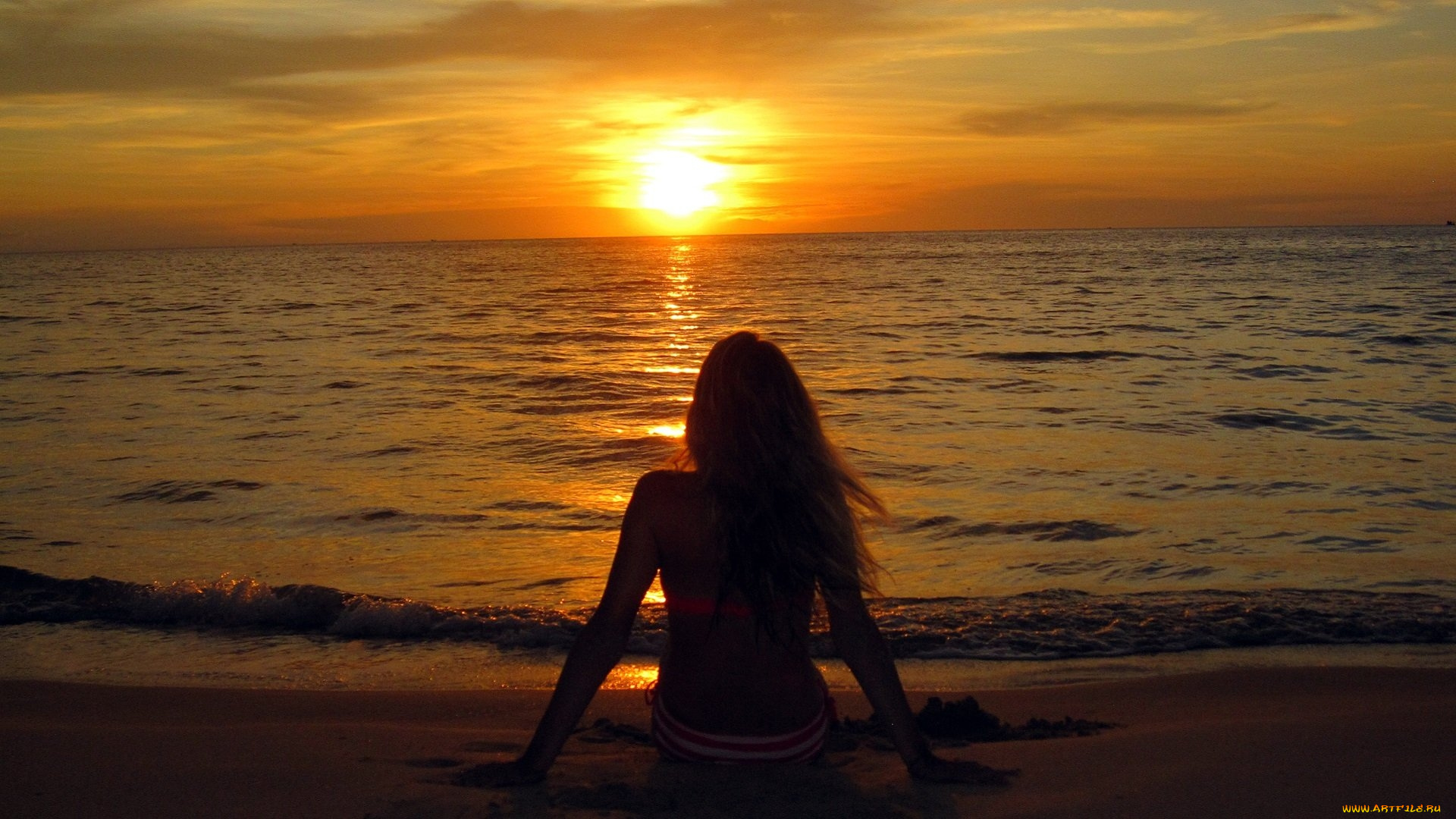 Фото девушки на пляже закат