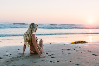 Картинка девушки -+блондинки +светловолосые блондинка купальник берег море камни