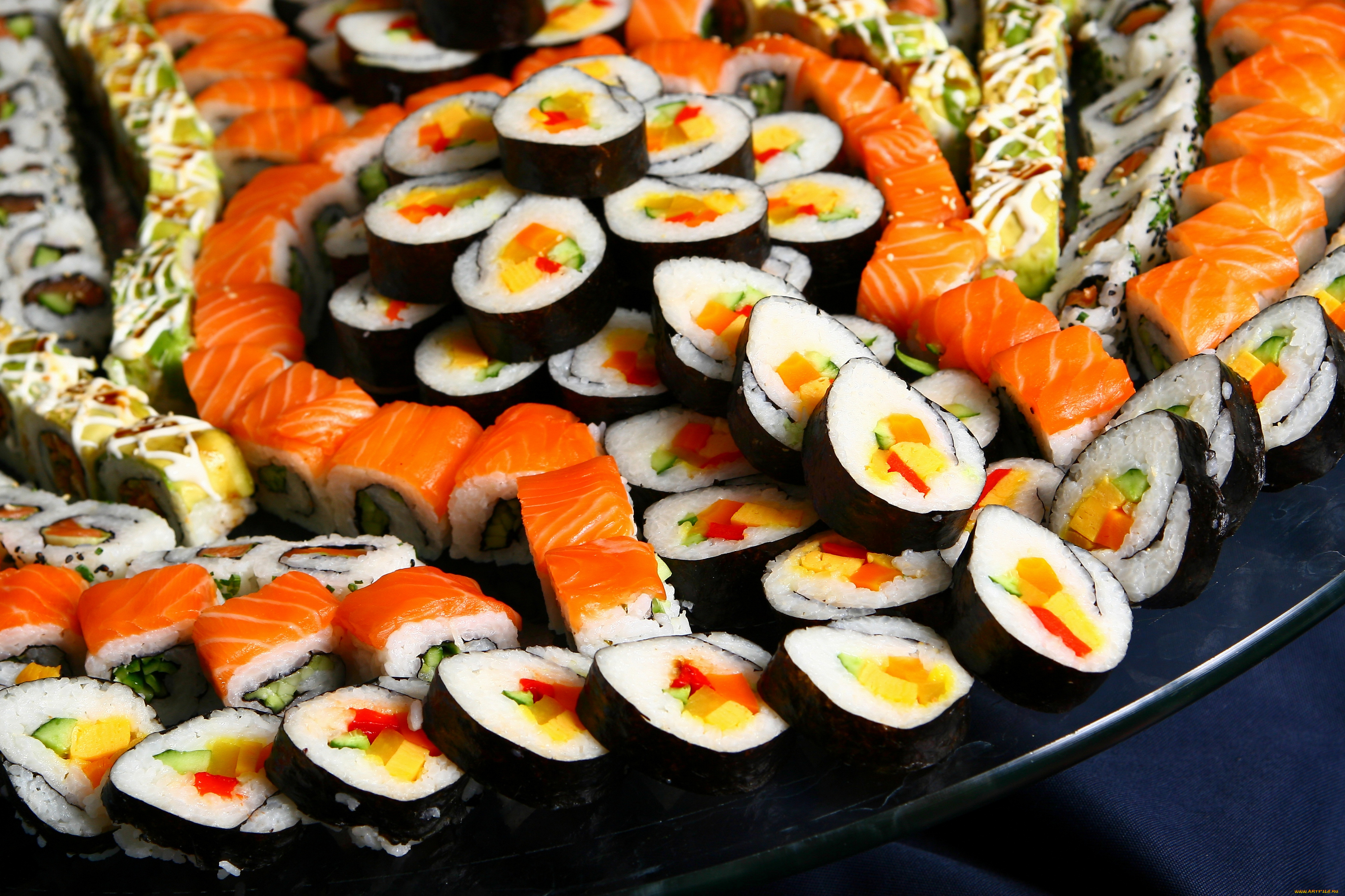 еда, рыба, , морепродукты, , суши, , роллы, ломтики, sushi, нарезка, japan, food, лосось, rolls, японская, кухня, роллы, суши, морепродукты, красная