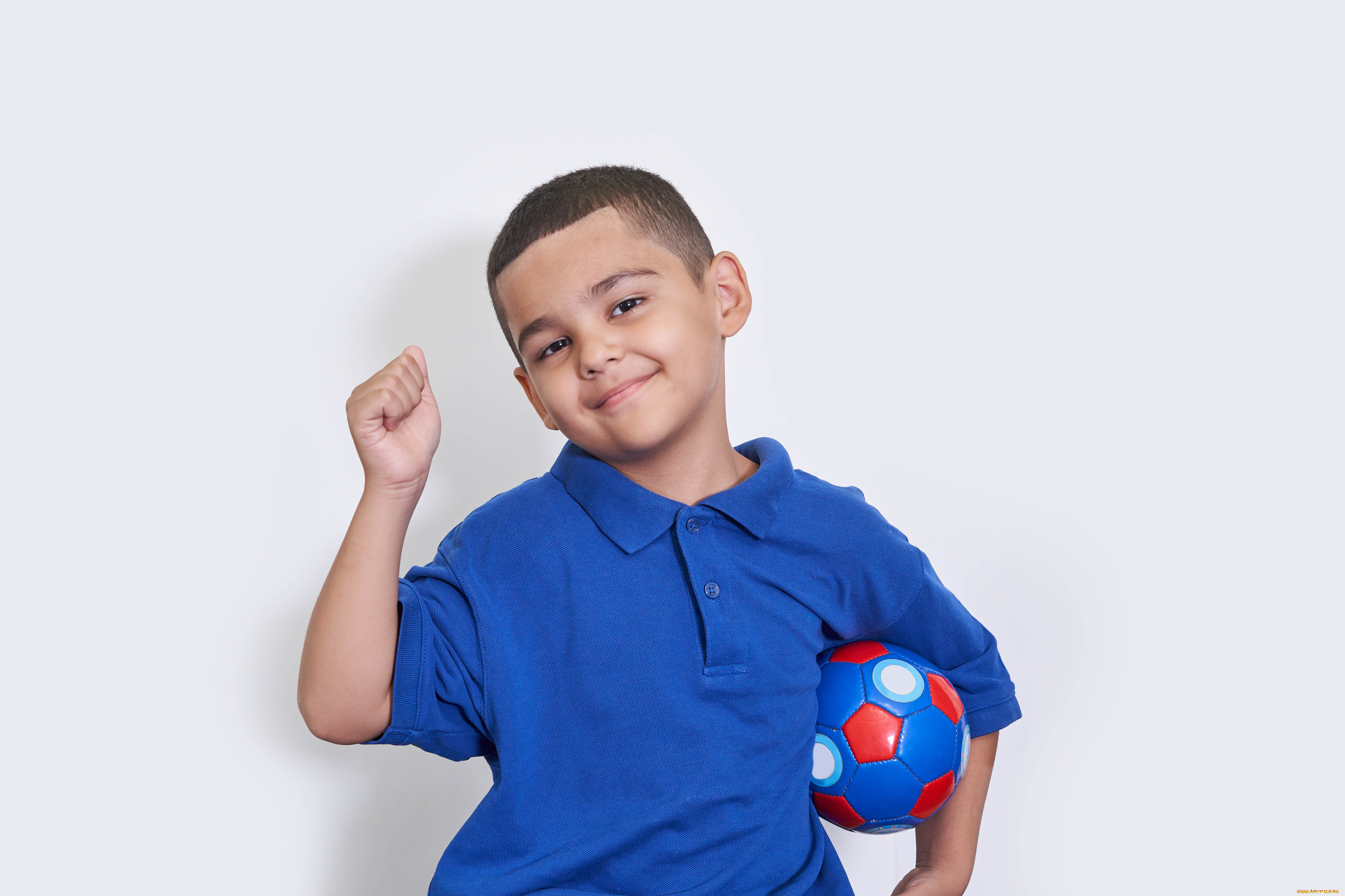 Мальчики помладше с доставкой. Мальчик с мячиком. Мяч для детей. Ребенок с мячом в руках. Фотосессия мальчика с мячом.