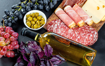 Картинка еда разное виноград базилик ветчина сыр оливки салями