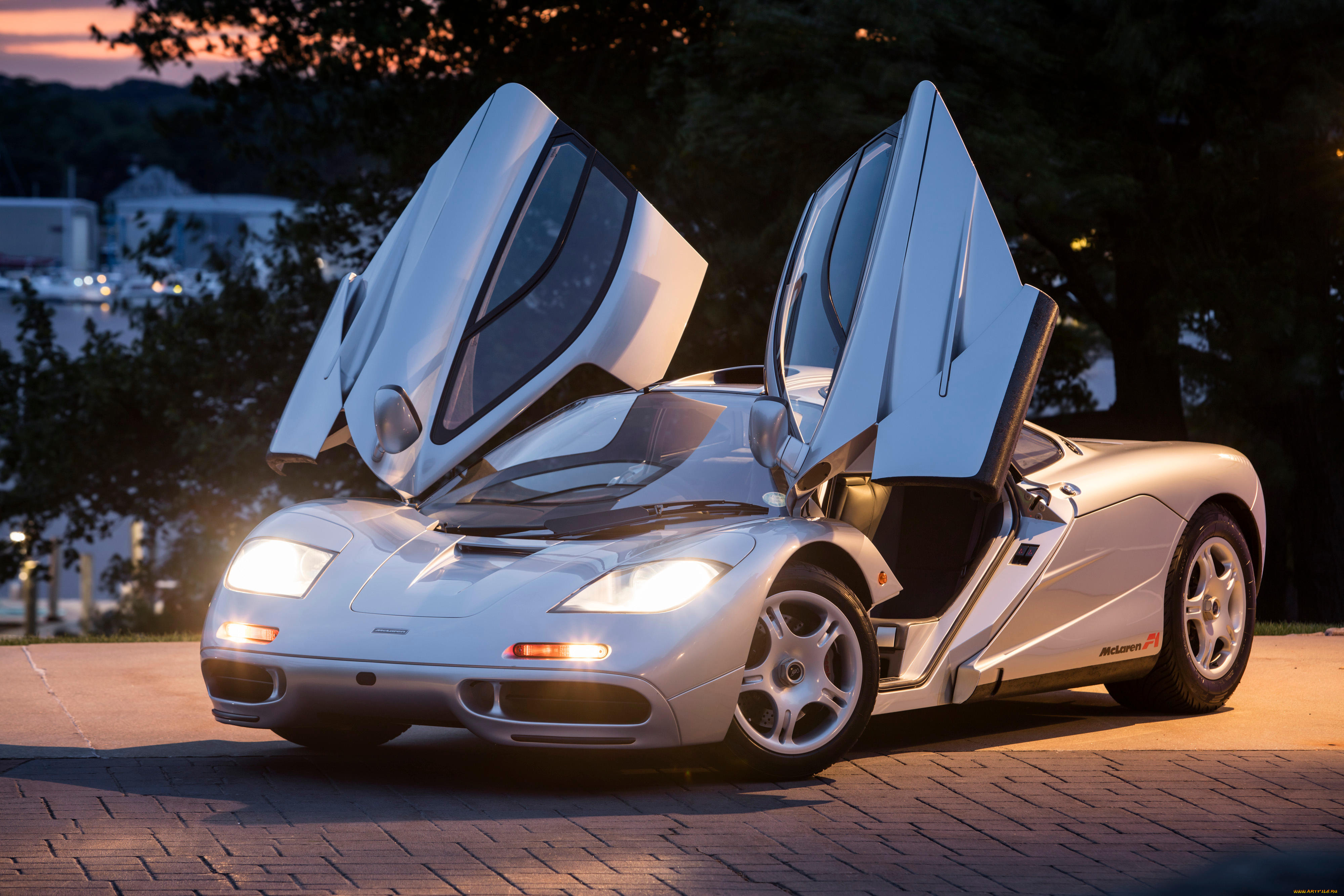 Какие машины за 1000000. BMW MCLAREN f1. MCLAREN f1 Price. V12 BMW MCLAREN f1. MCLAREN f1 двигатель.