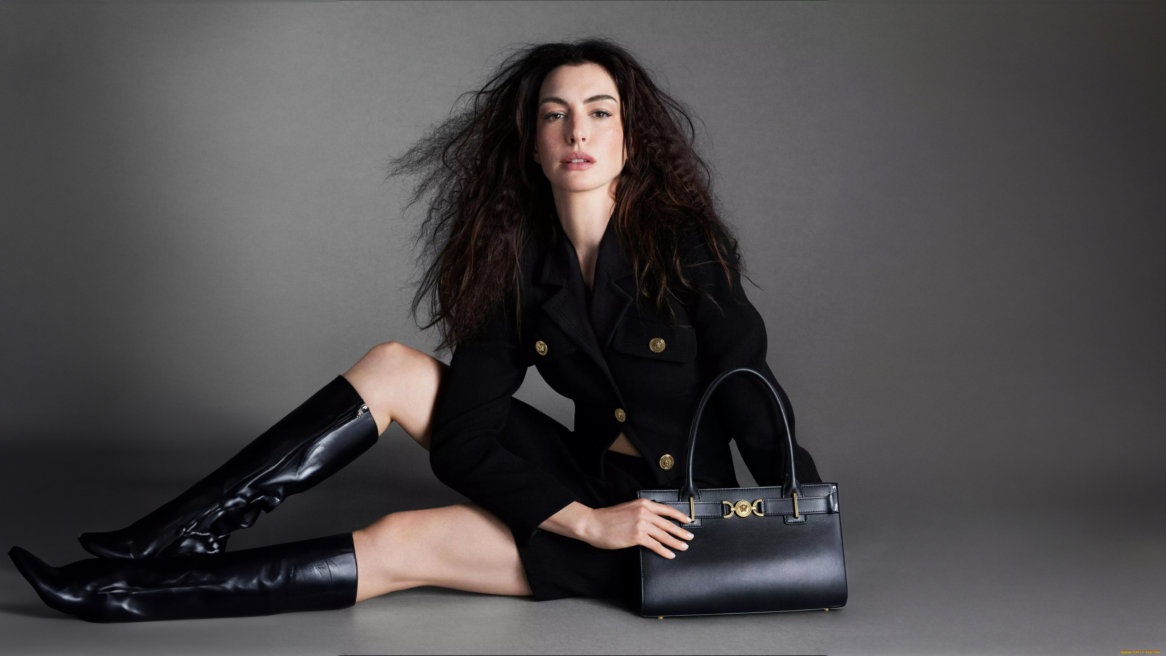 2024, anne, hathaway, versace, icons, девушки, anne, hathaway, фотосессия, versace, icons, 2024, актриса, энн, хэтэуэй, пeвица, сумка