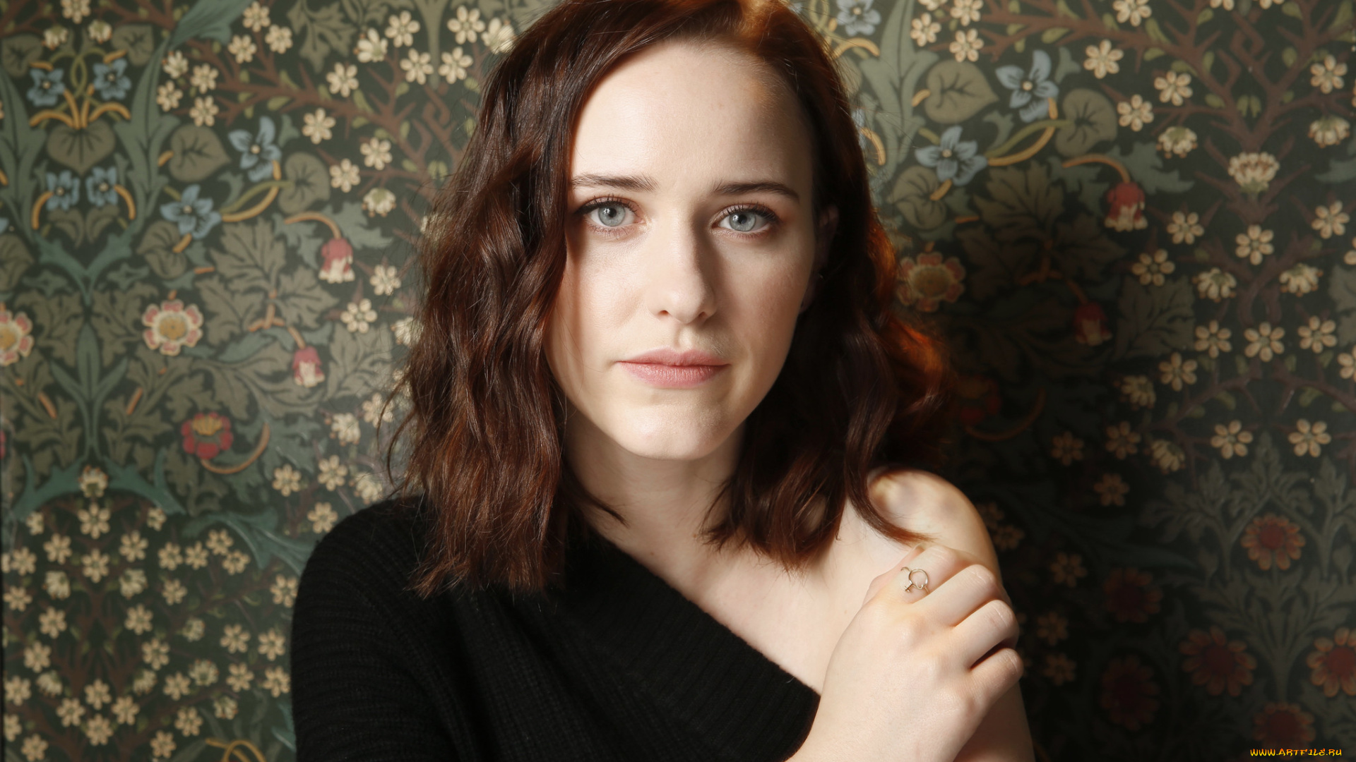 rachel, brosnahan, девушки, rachel, brosnahan, свитер, шатенка, стена