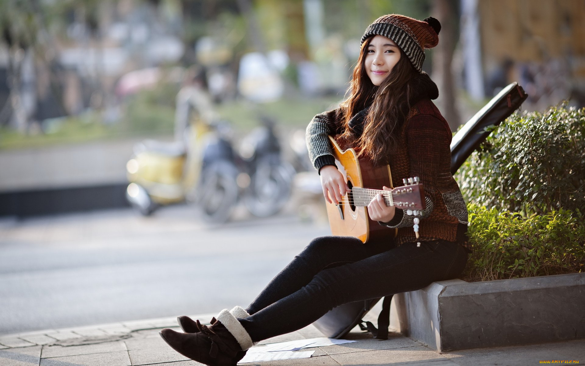 музыка, -другое, азиатка, улица, гитара, улыбка, взгляд, девушка
