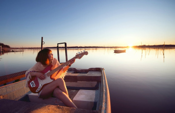Картинка музыка -другое девушка гитара водоем