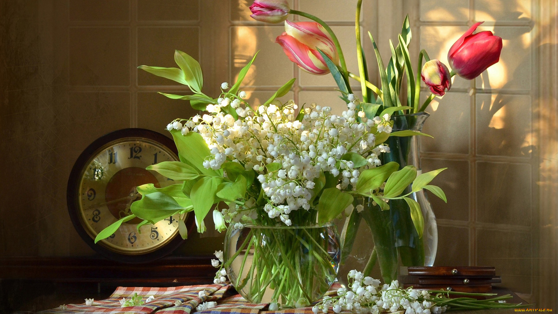 цветы, разные, вместе, столик, ваза, ландыши, тюльпаны, тени, кувшин, часы