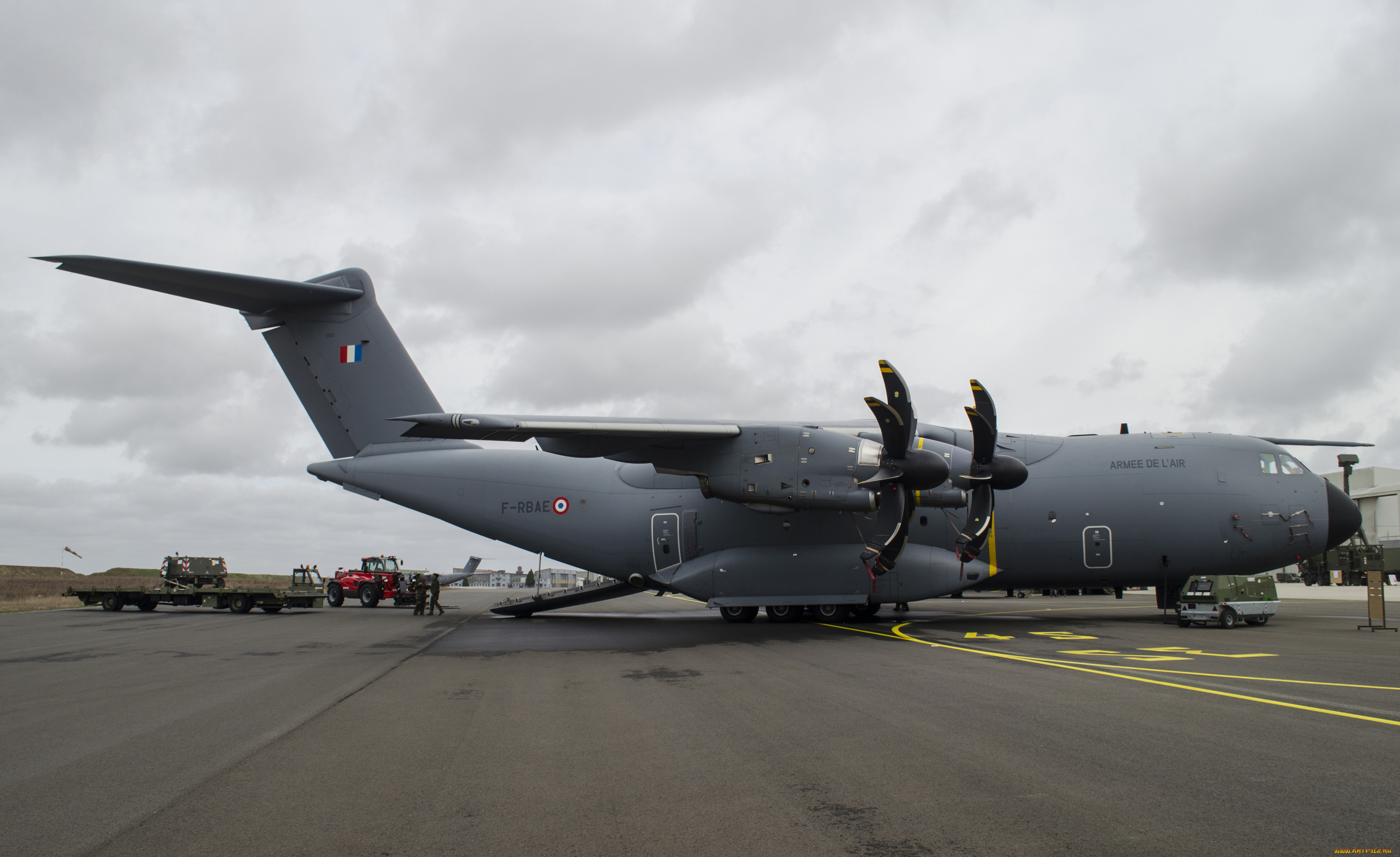 авиация, военно-транспортные, самолёты, транспортный, самолeт, airbus, a400m, аэрoдрoм