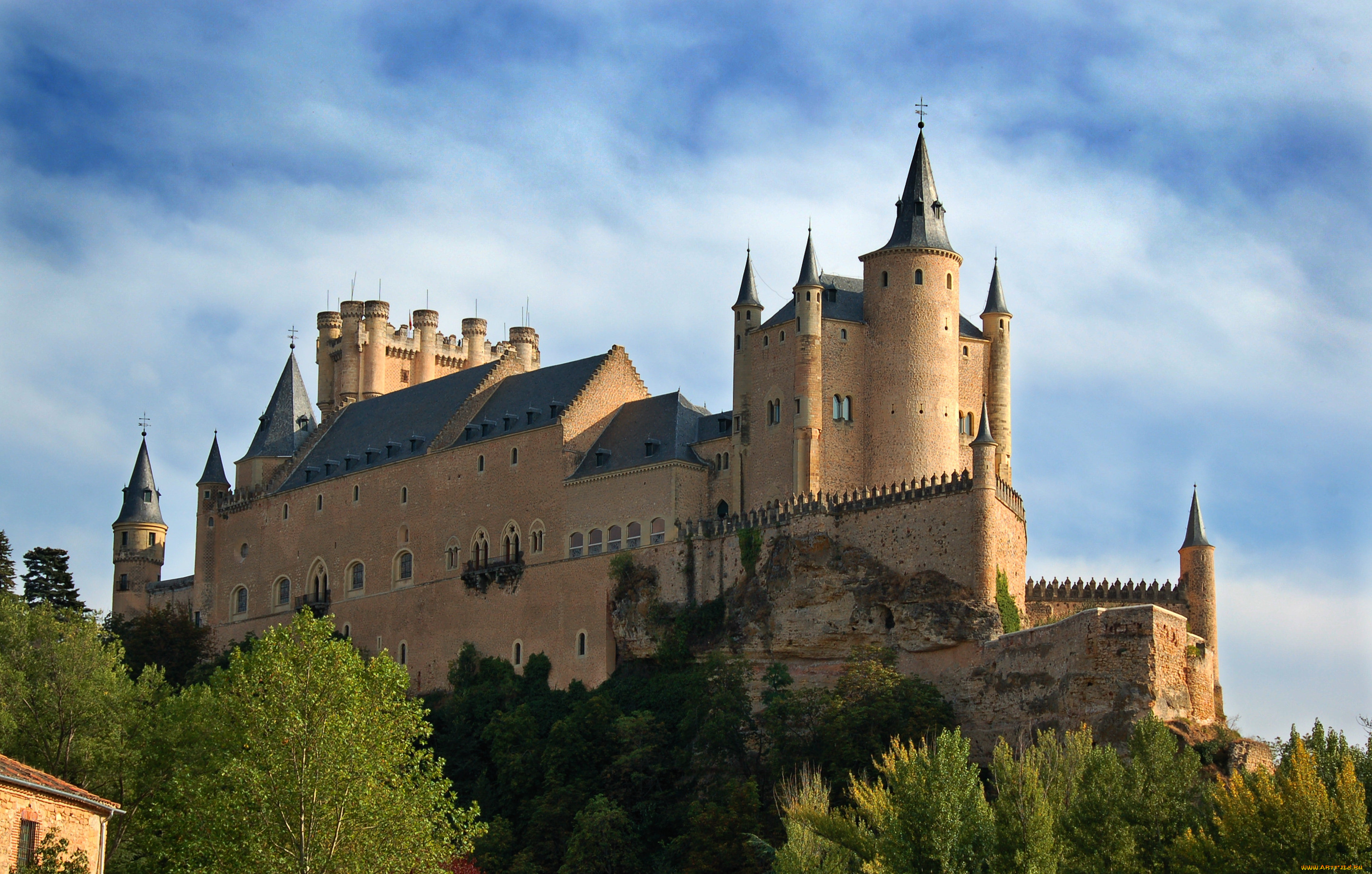 Замок. Замок Алькасар Испания. Дворец Алькасар в Сеговии, Испания. Королевский замок Алькасар (Испания). Дворец крепость Алькасар в Испании.