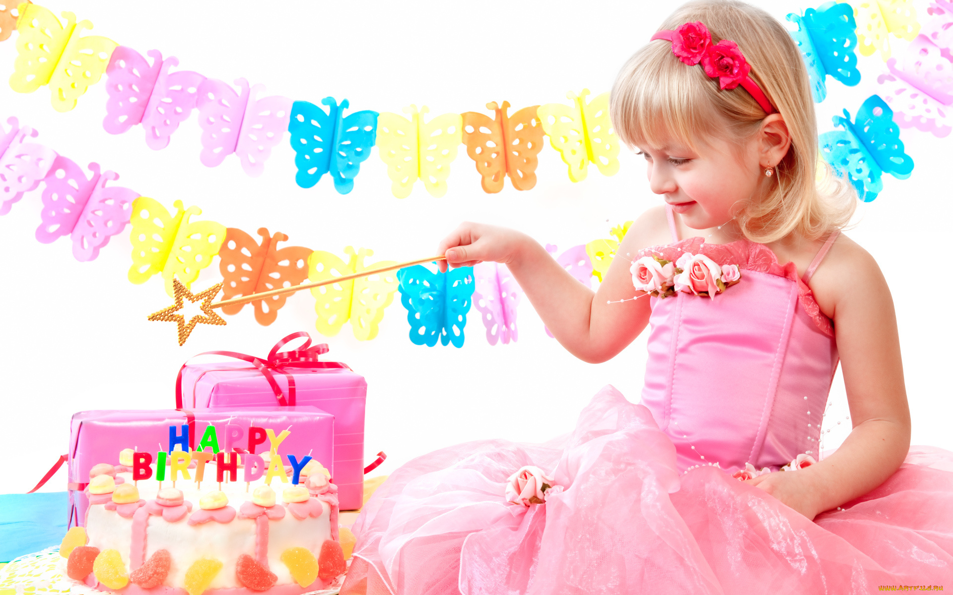 праздничные, день, рождения, маленькая, девочка, в, розовом, платье, с, тортом, и, подарками, на, день, рождения