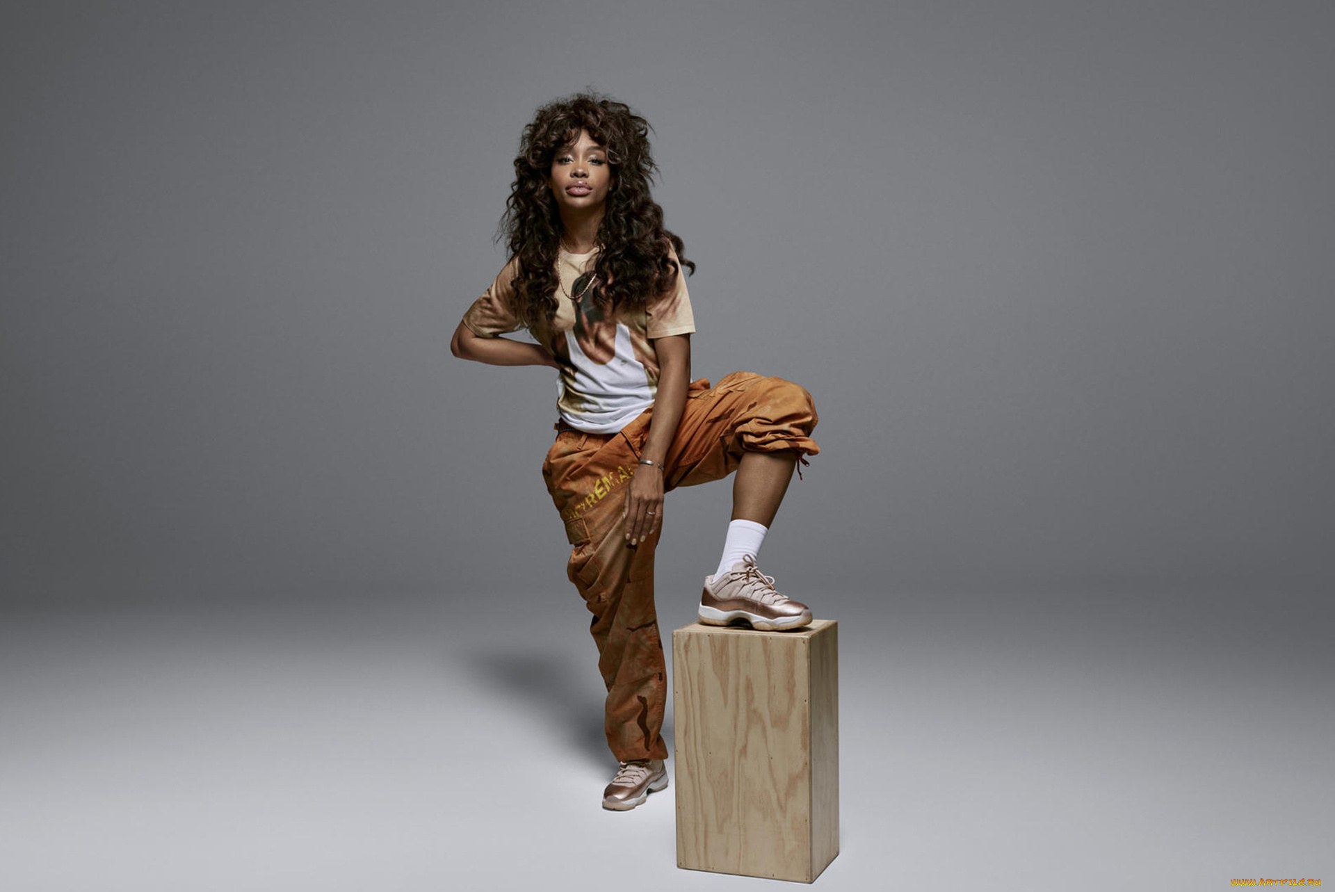 sza, jordan, музыка, -другое, sza, jordan, девушка, певица, мулатка, темнокожая, чернокожая, эстрада, песни, танцы, звезда, поза, макияж, причёска, прикид, одежда, мода, фон, серый, секси