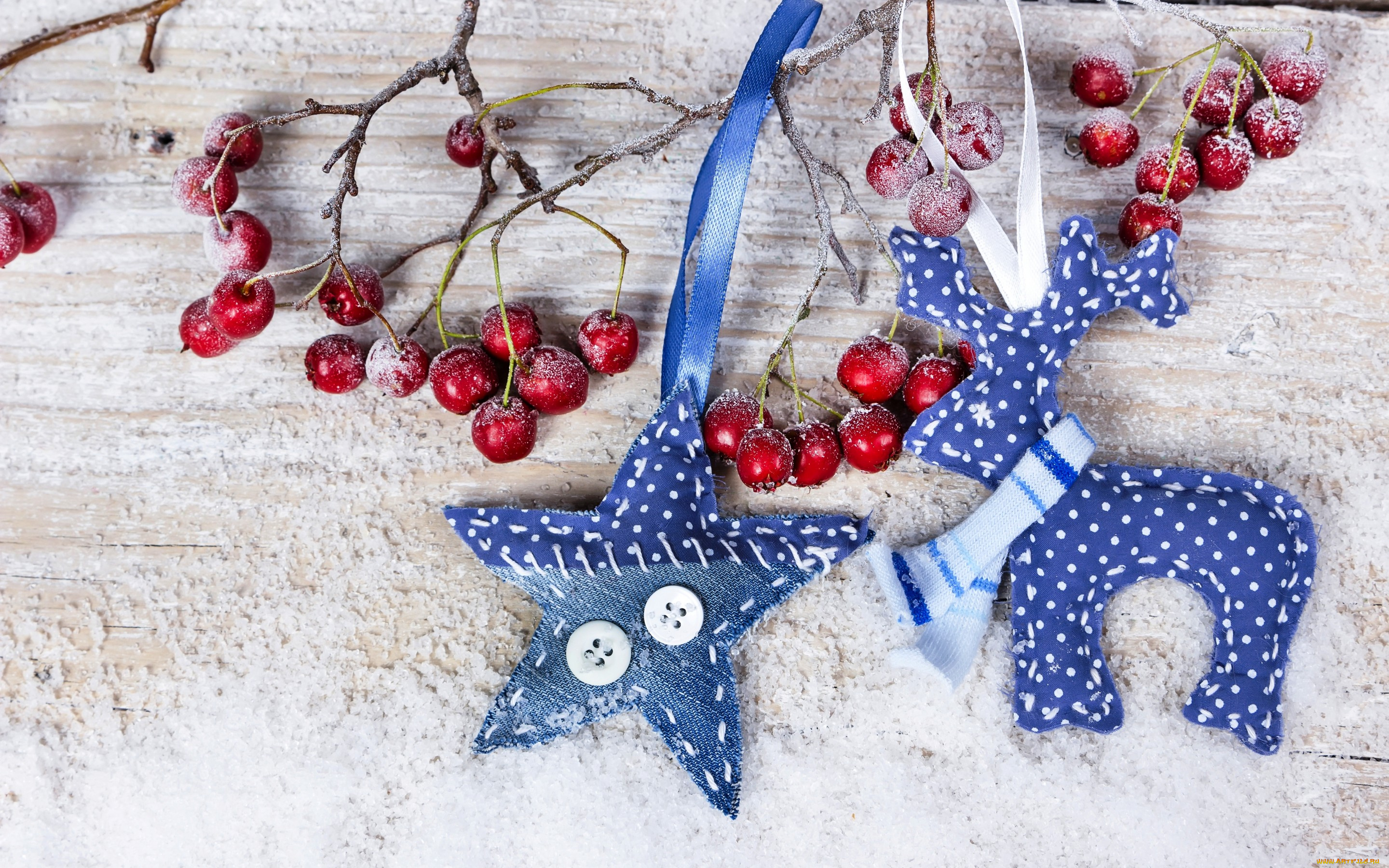 праздничные, фигурки, украшения, ягоды, снег, berries, wood, snow, merry, decoration, christmas, новый, год, рождество