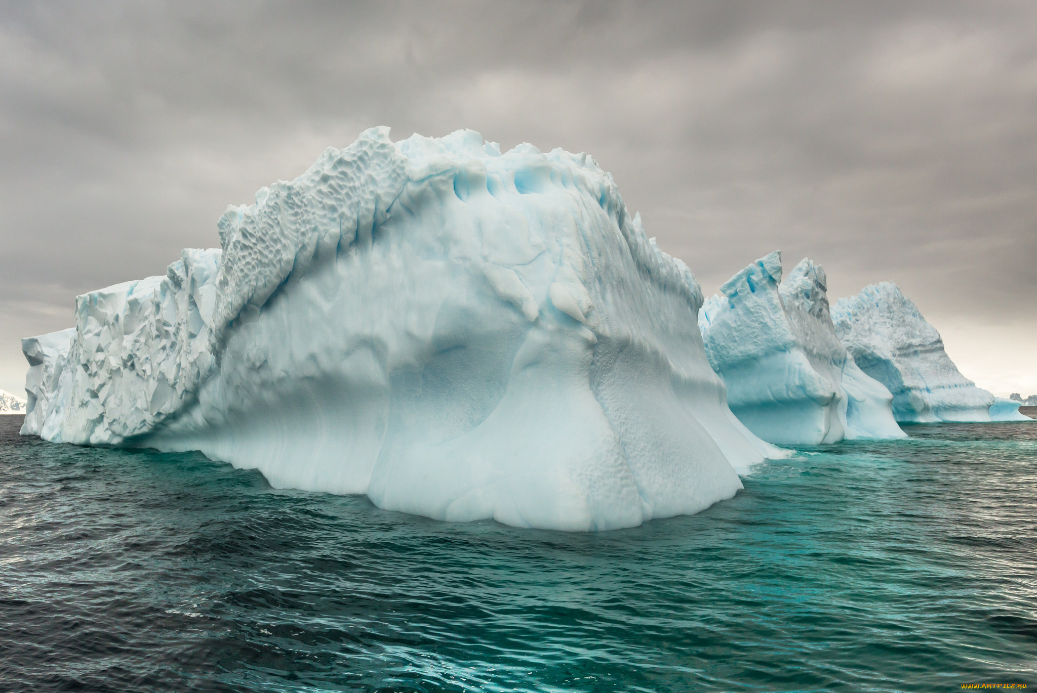 Ледник гидросфера. Айсберг б 15. Гидросфера Айсберг. Лед Айсберг Арктика. Айсберги в Атлантическом океане.
