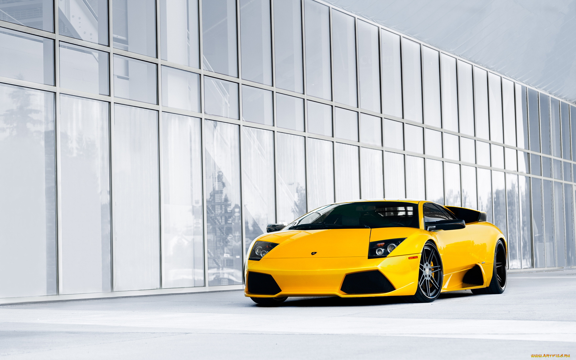 Lamborghini у стеклянной стены скачать