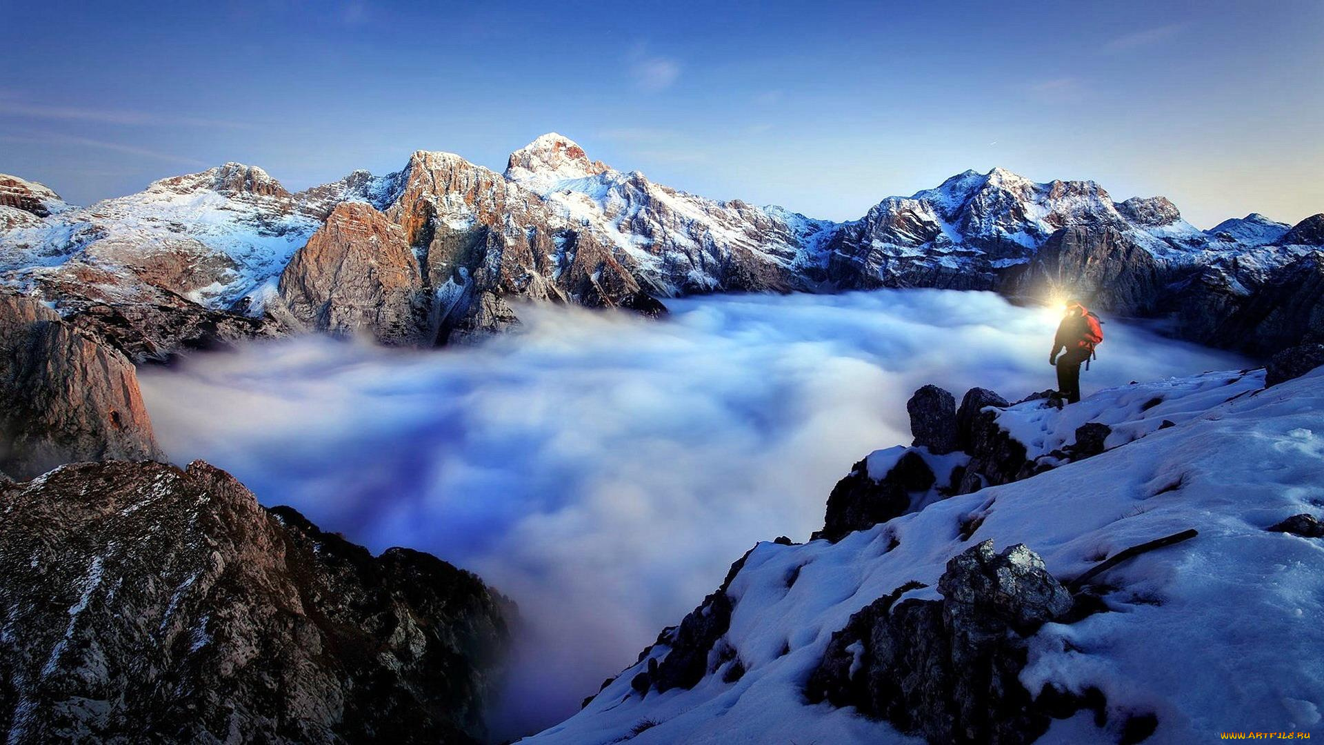 природа, горы, снег, альпинист, туман, вершины