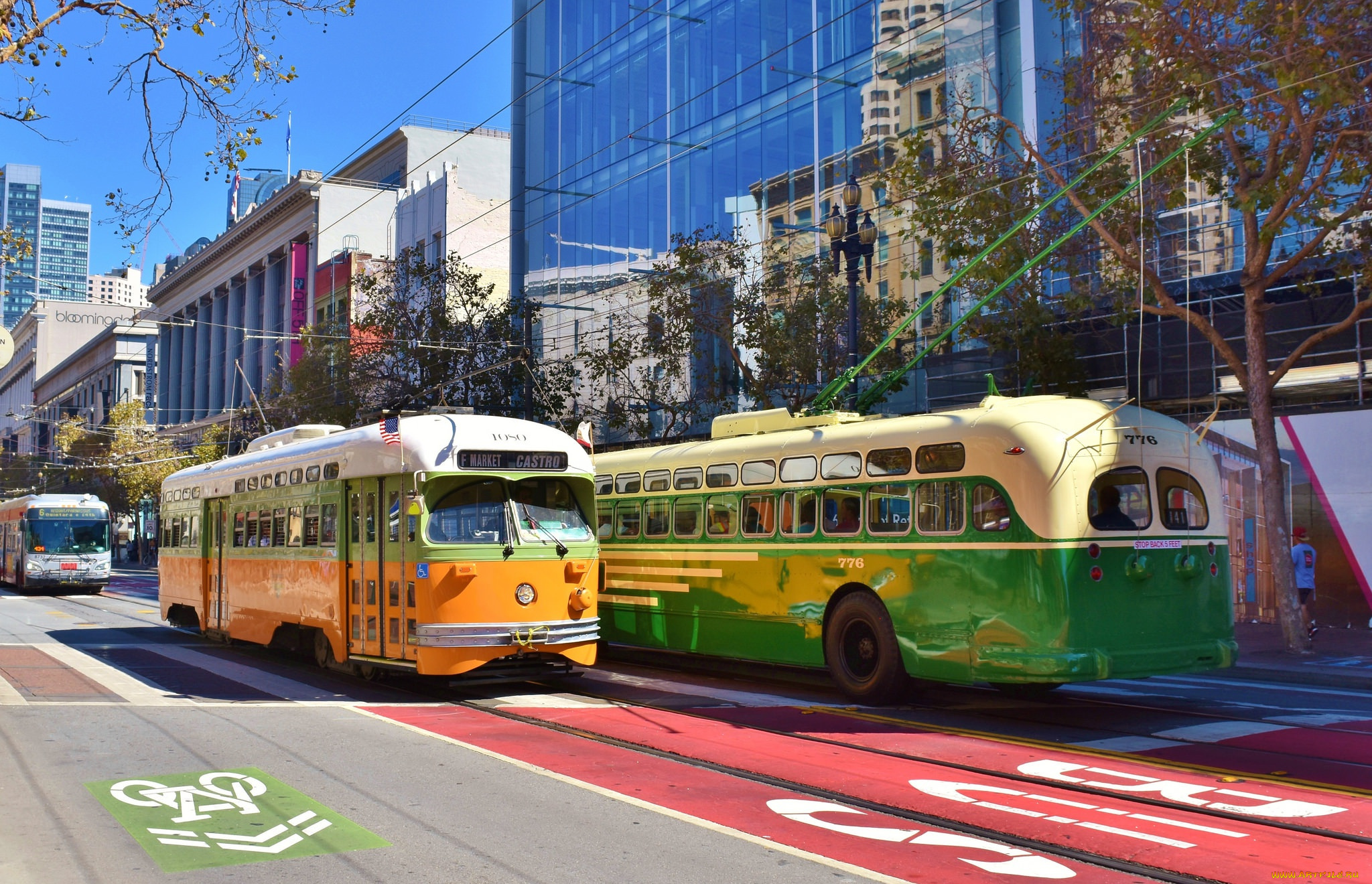 В общественном центре городов транспорт. Трамвай в Сан-Франциско. Троллейбус в Мехико. Городской транспорт. Городской пассажирский транспорт.