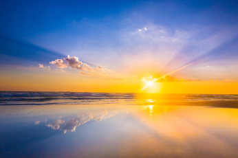 Картинка природа восходы закаты зеркало восход облака отражение горизонт море волны солнце пляж