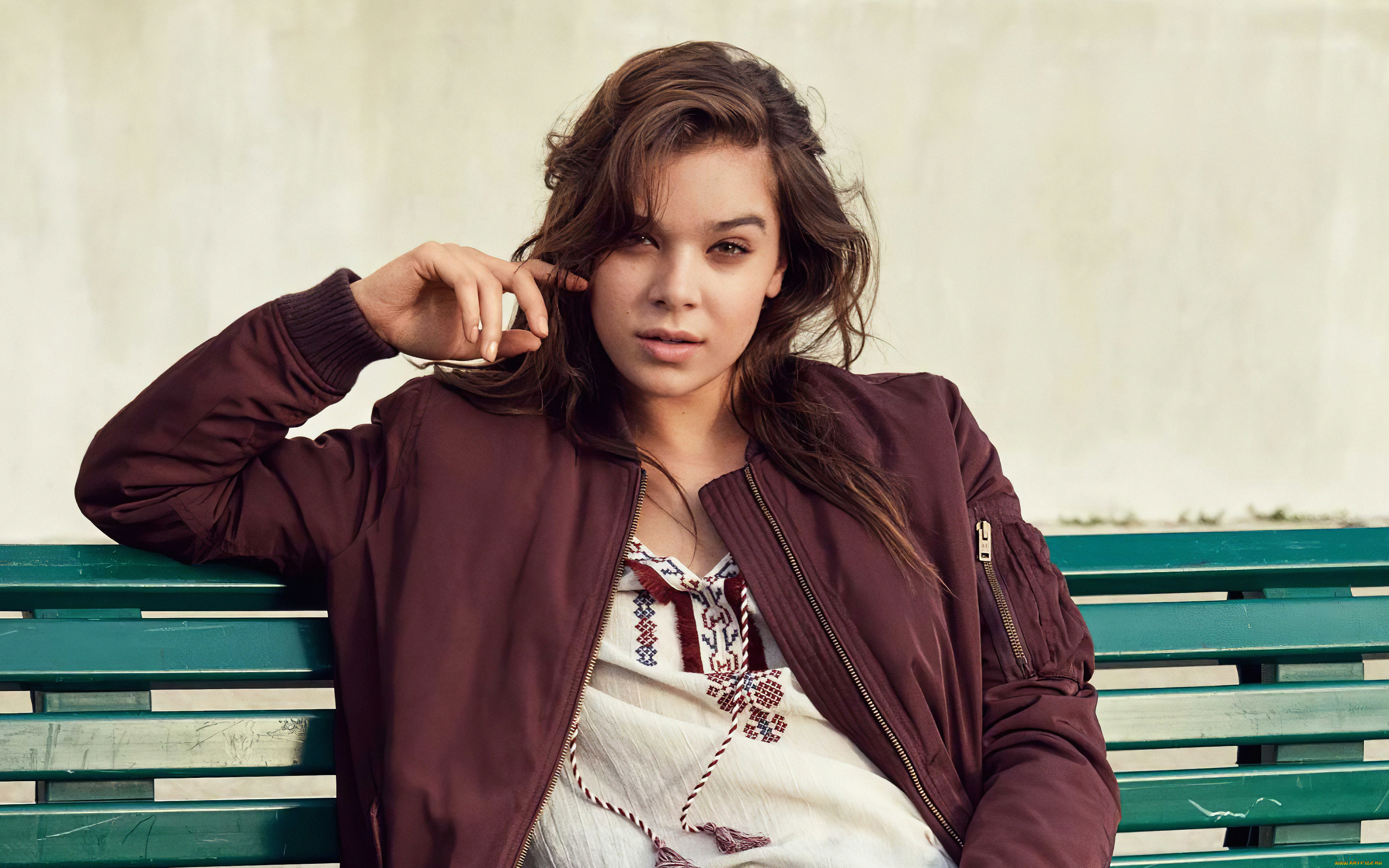 девушки, hailee, steinfeld, шатенка, куртка, блузка, скамейка