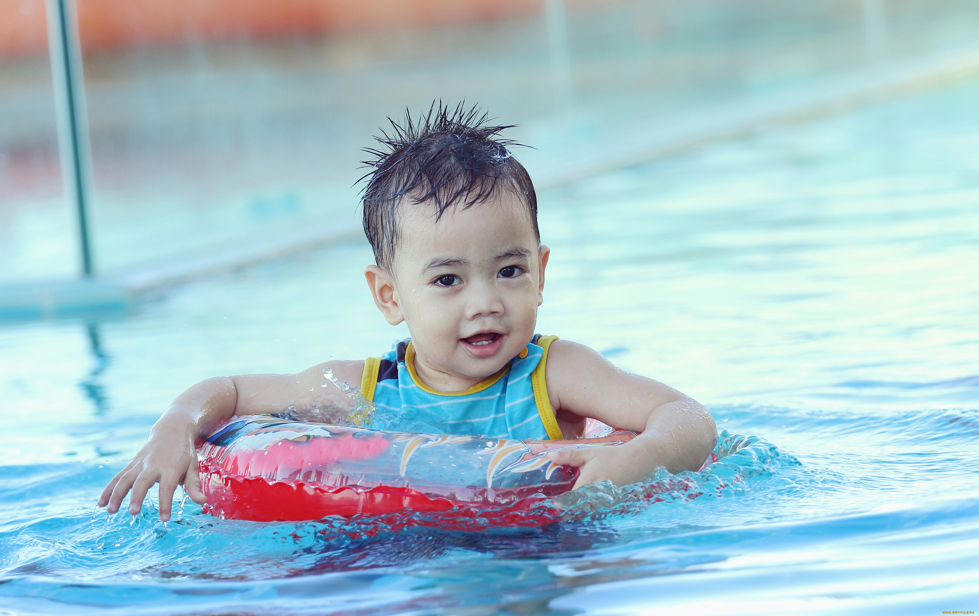 Мальчик купается в бассейне. Дети в бассейне. Дети плавают в бассейне. Бассейн для малышей. Дети воды.