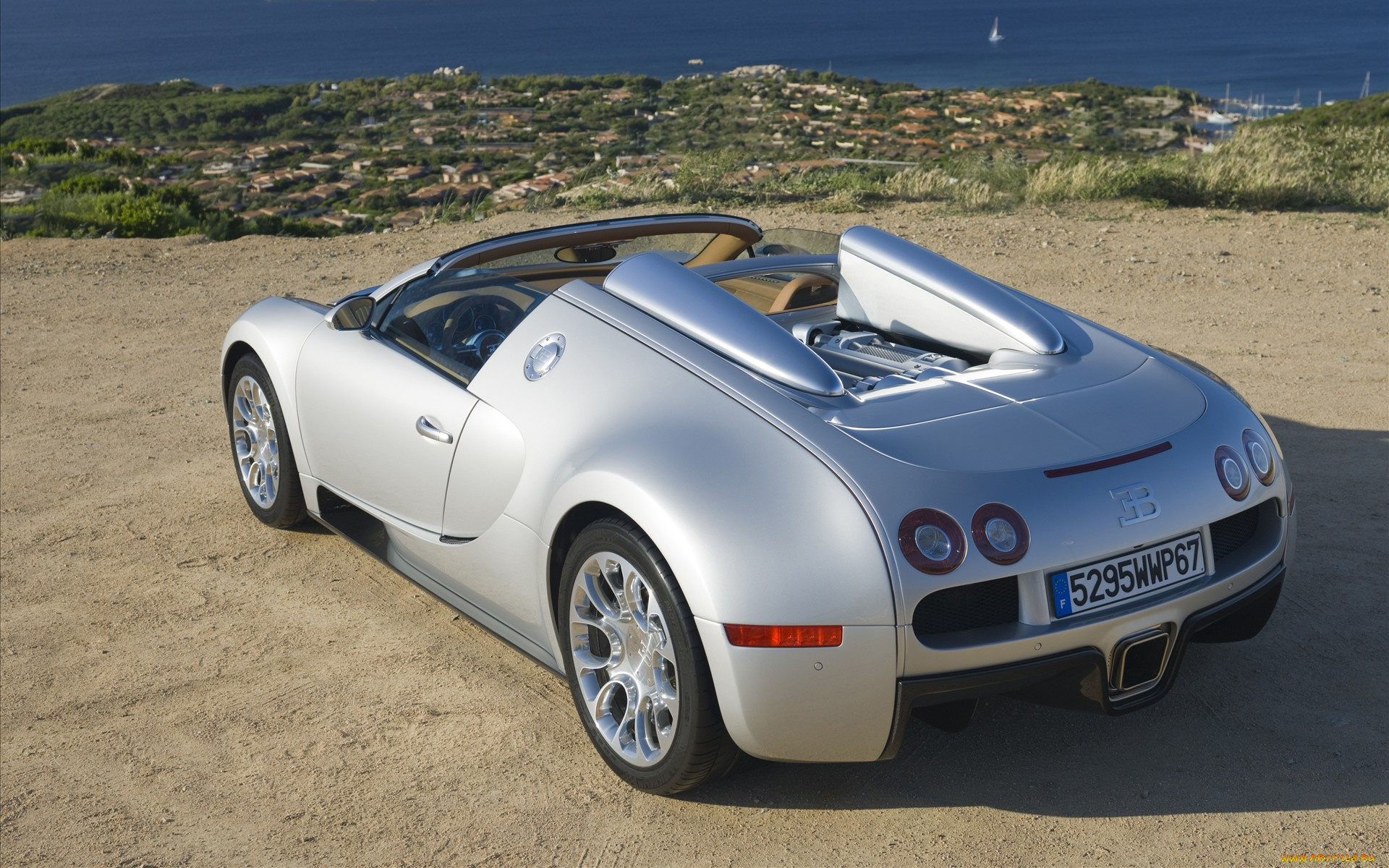 серебристая Bugatti без смс