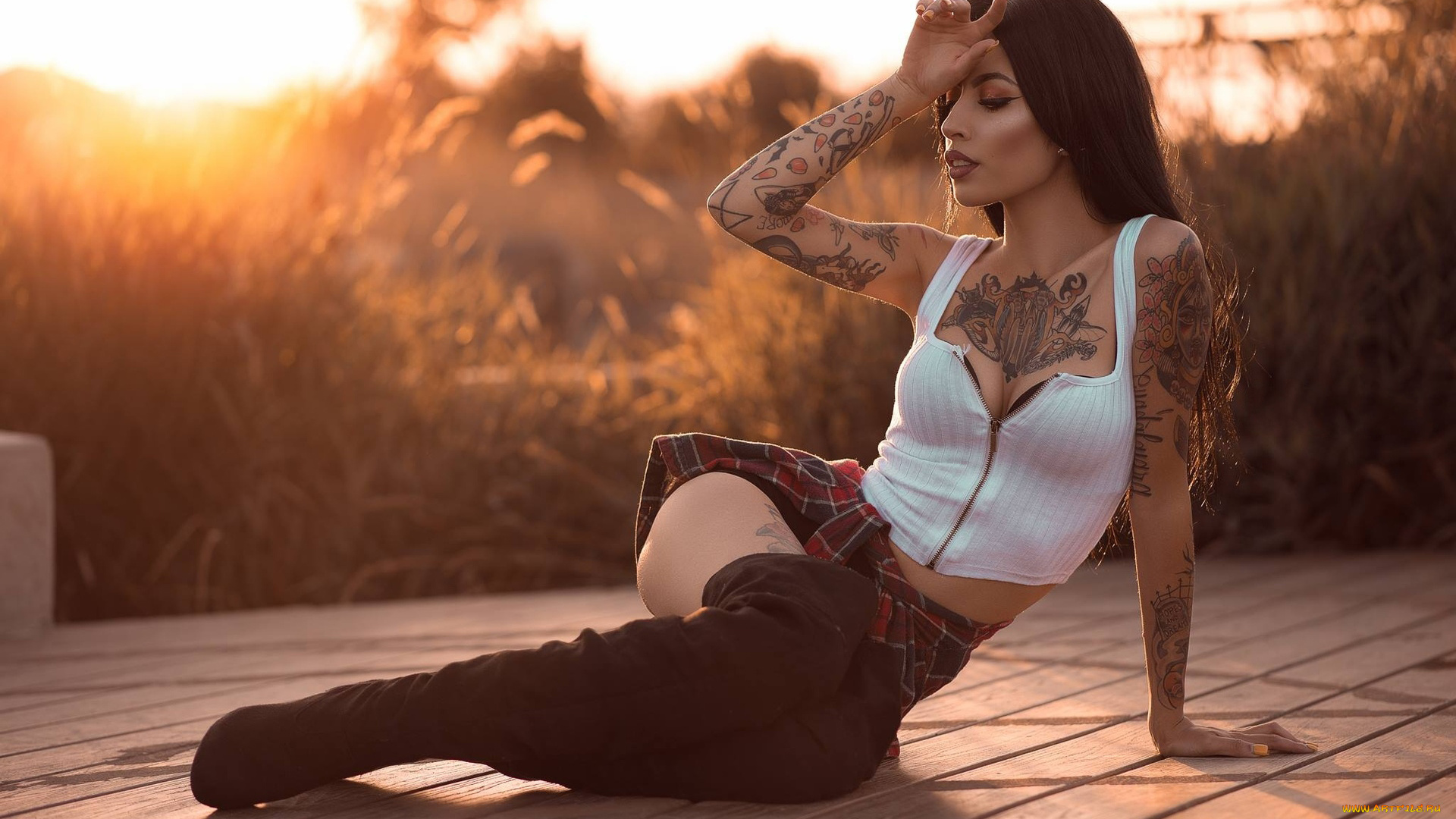 Девушка брюнетка с татуировкой