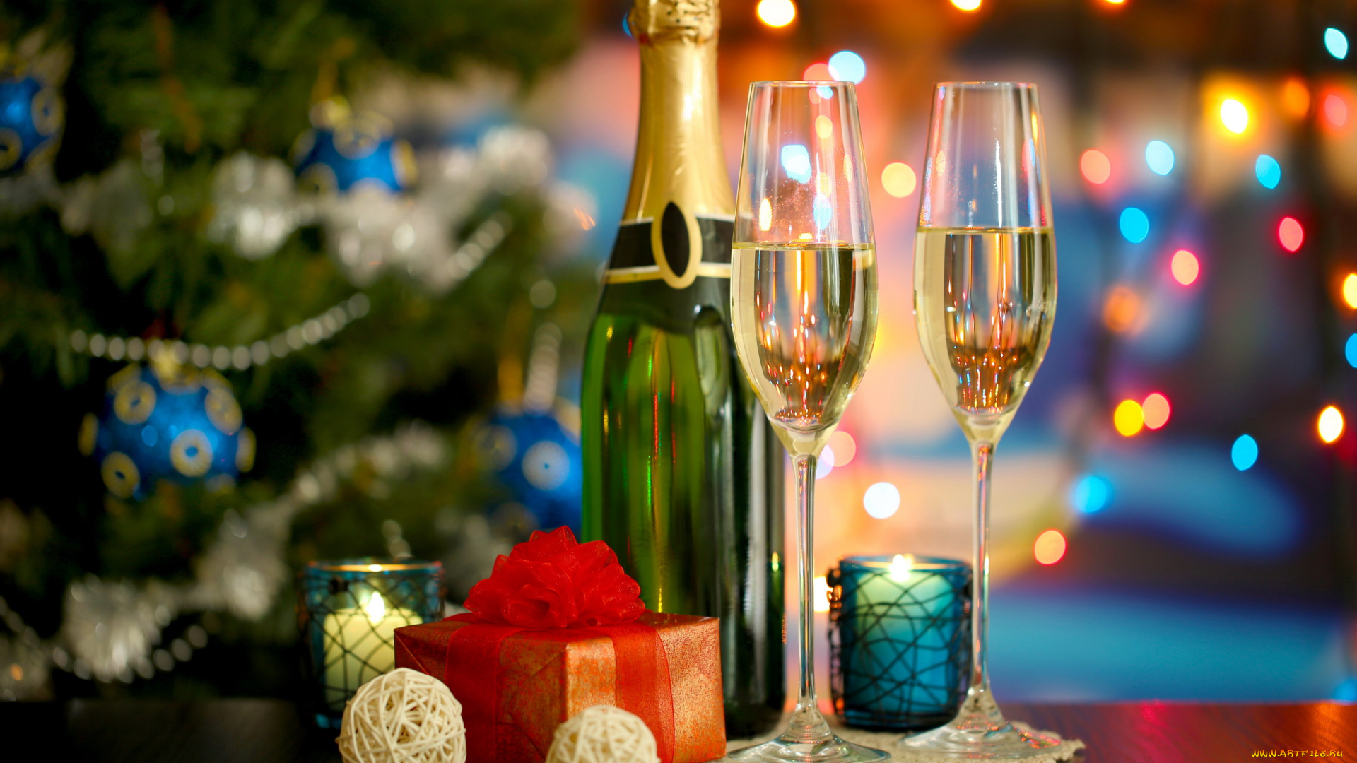праздничные, угощения, елка, подарок, бокалы, бутылка, свечи