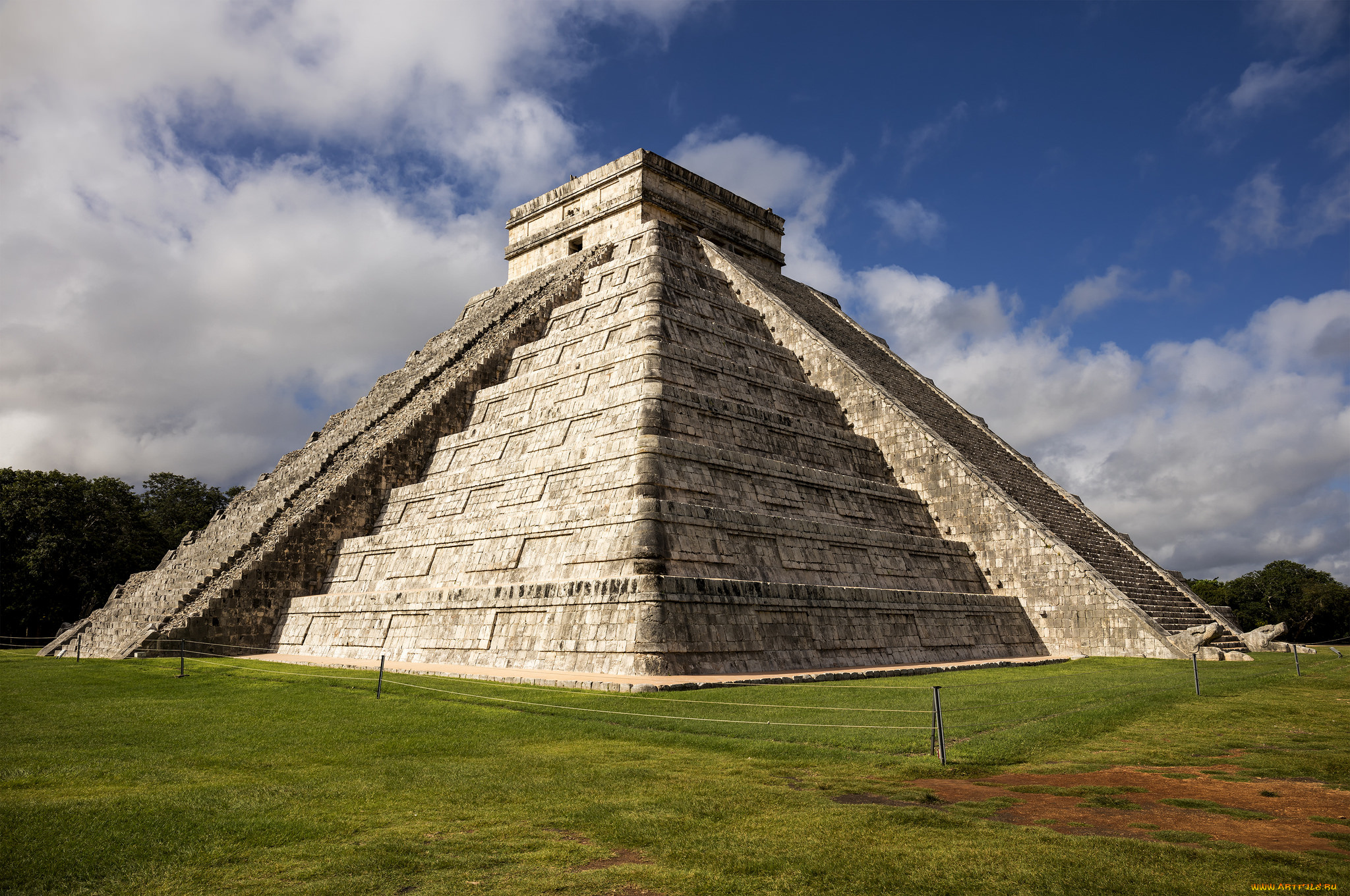 Памятники пирамида