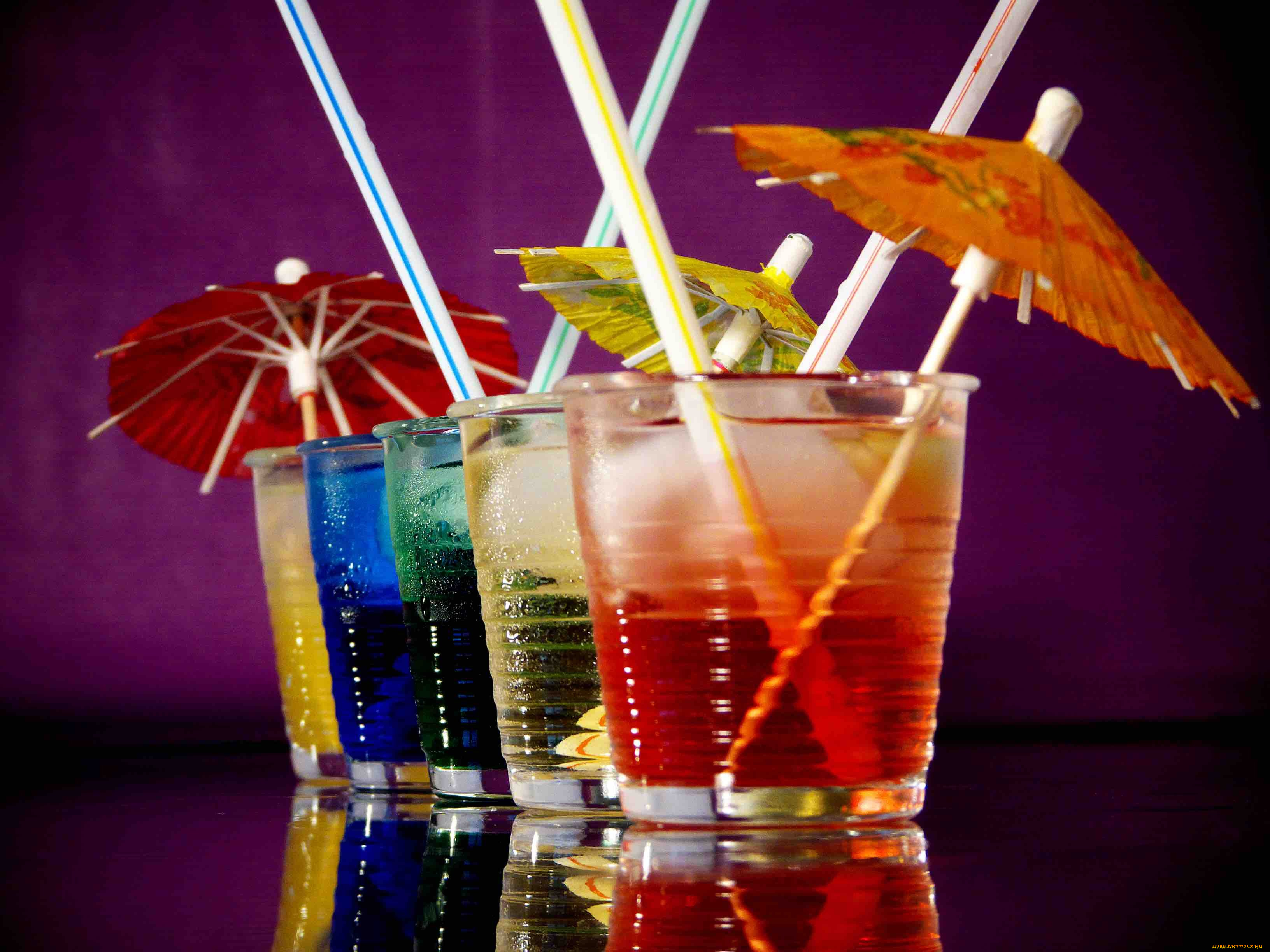 Cocktail week 2024. День рождения Соломинки для коктейлей. Коктейль с зонтиком. Разноцветные коктейли. Украшения для коктейлей.