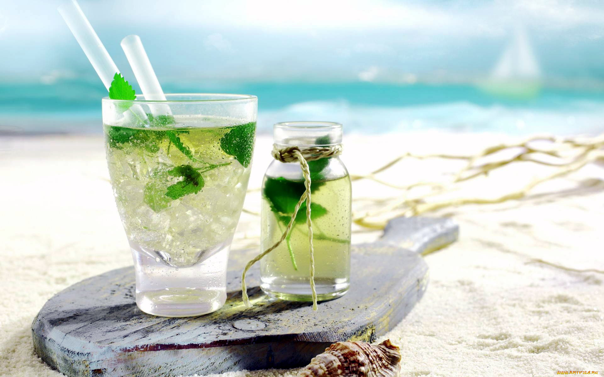 Прохладительные напитки на пляже