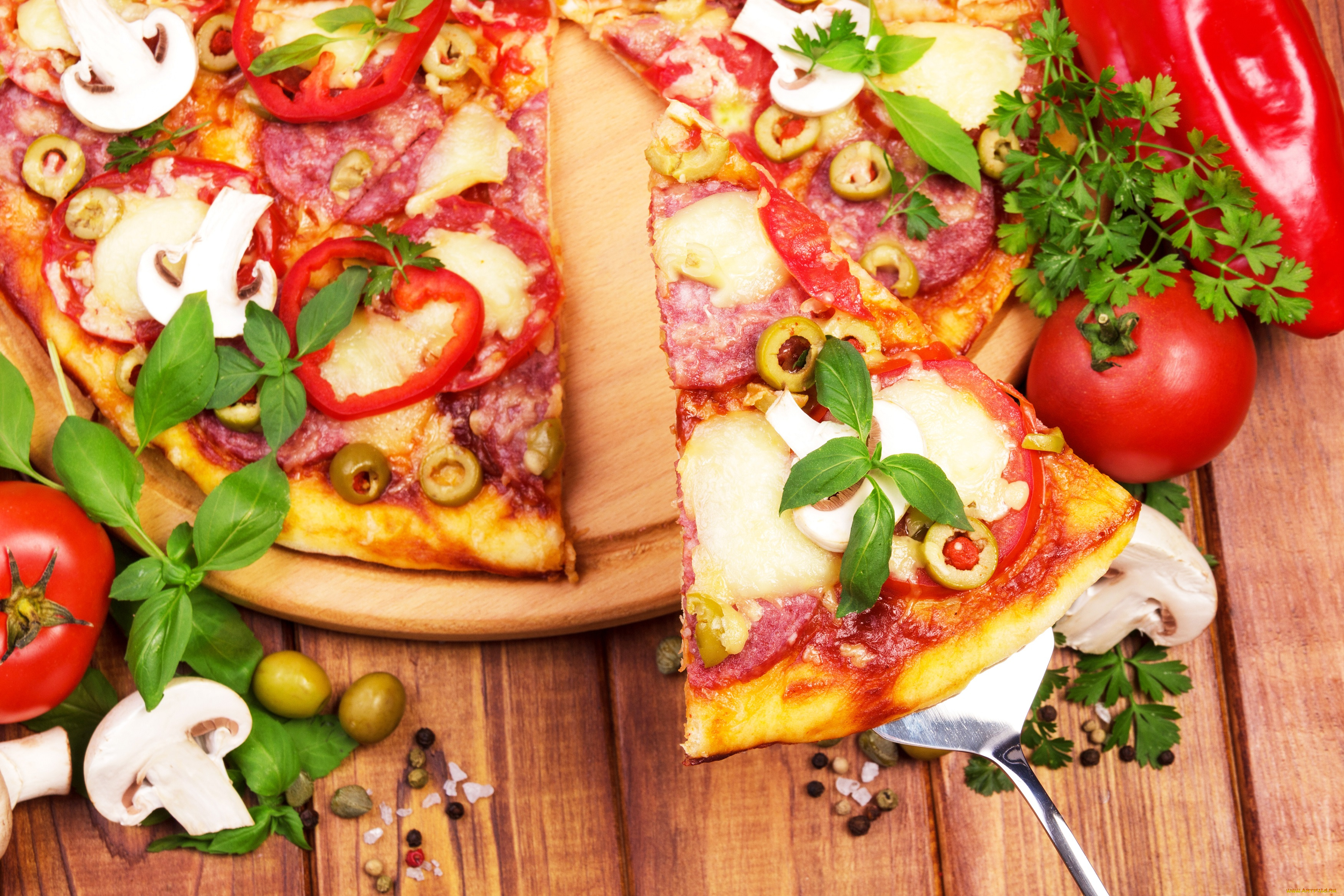 еда, пицца, перец, грибы, оливки, spices, cheese, специи, колбаса, сыр, tomato, sausage, помидор, pizza, pepper