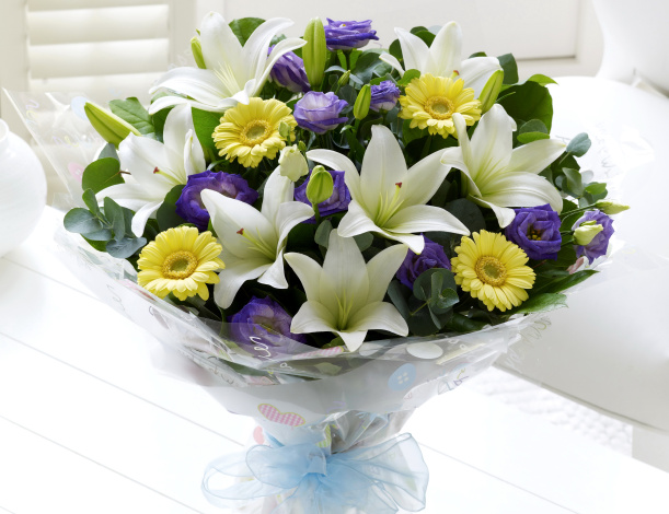https://i.artfile.me/wallpaper/24-09-2014/611x470/cvety-bukety--kompozicii-eustoma-lilii-b-869433.jpg