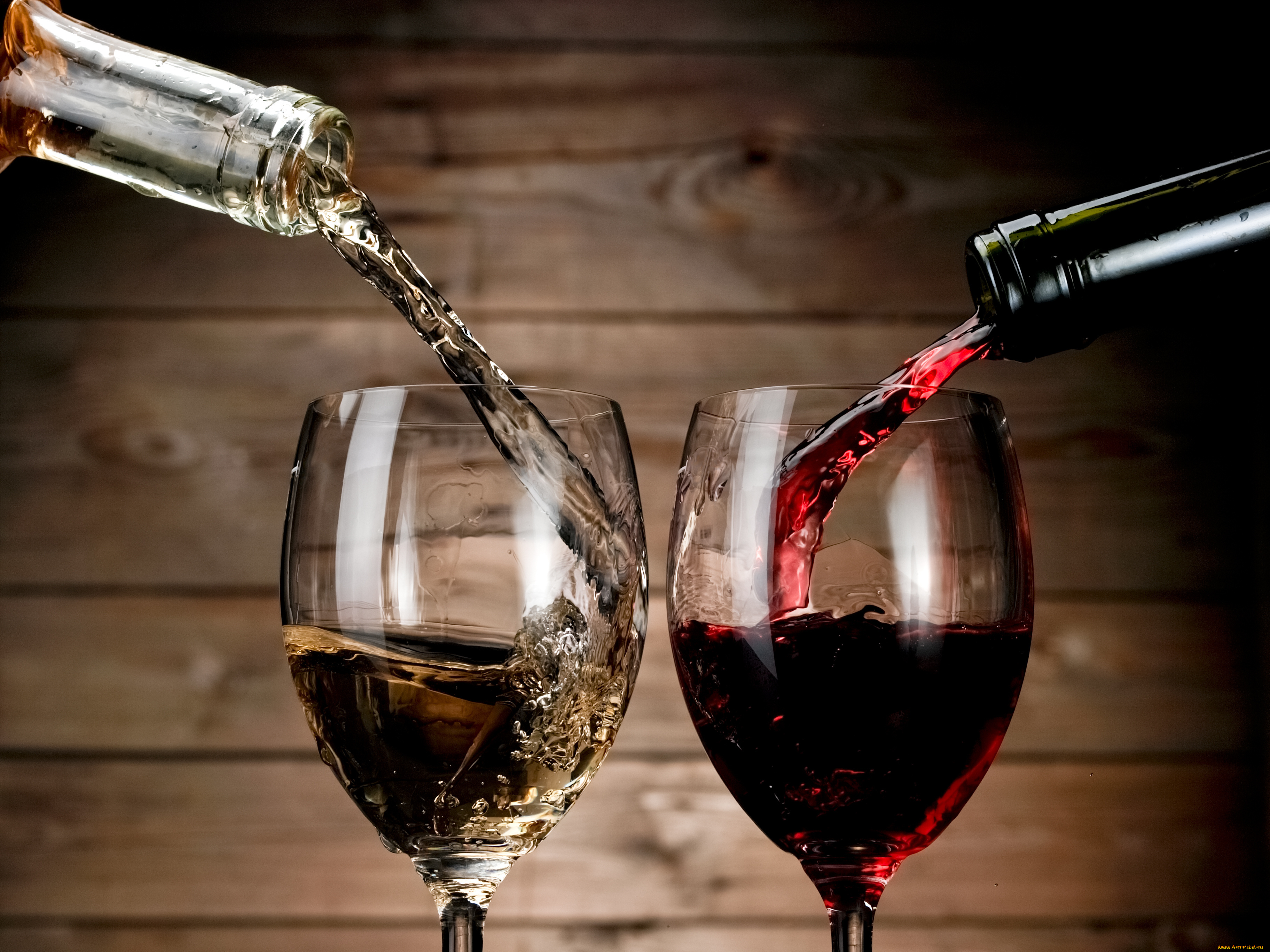 Старое вино с винными пробками загрузить