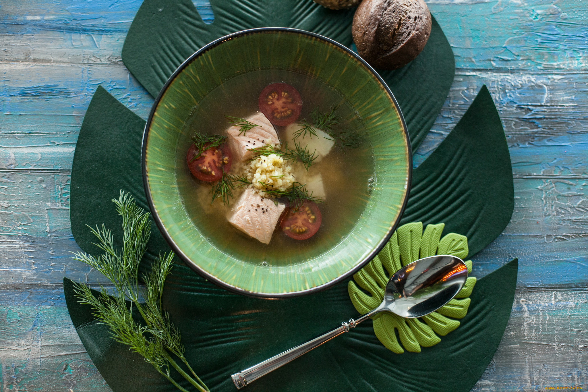 First dish. Блюдо "лист". Лист для супа. Подача блюд на листе мальмы. Суп из листьев.
