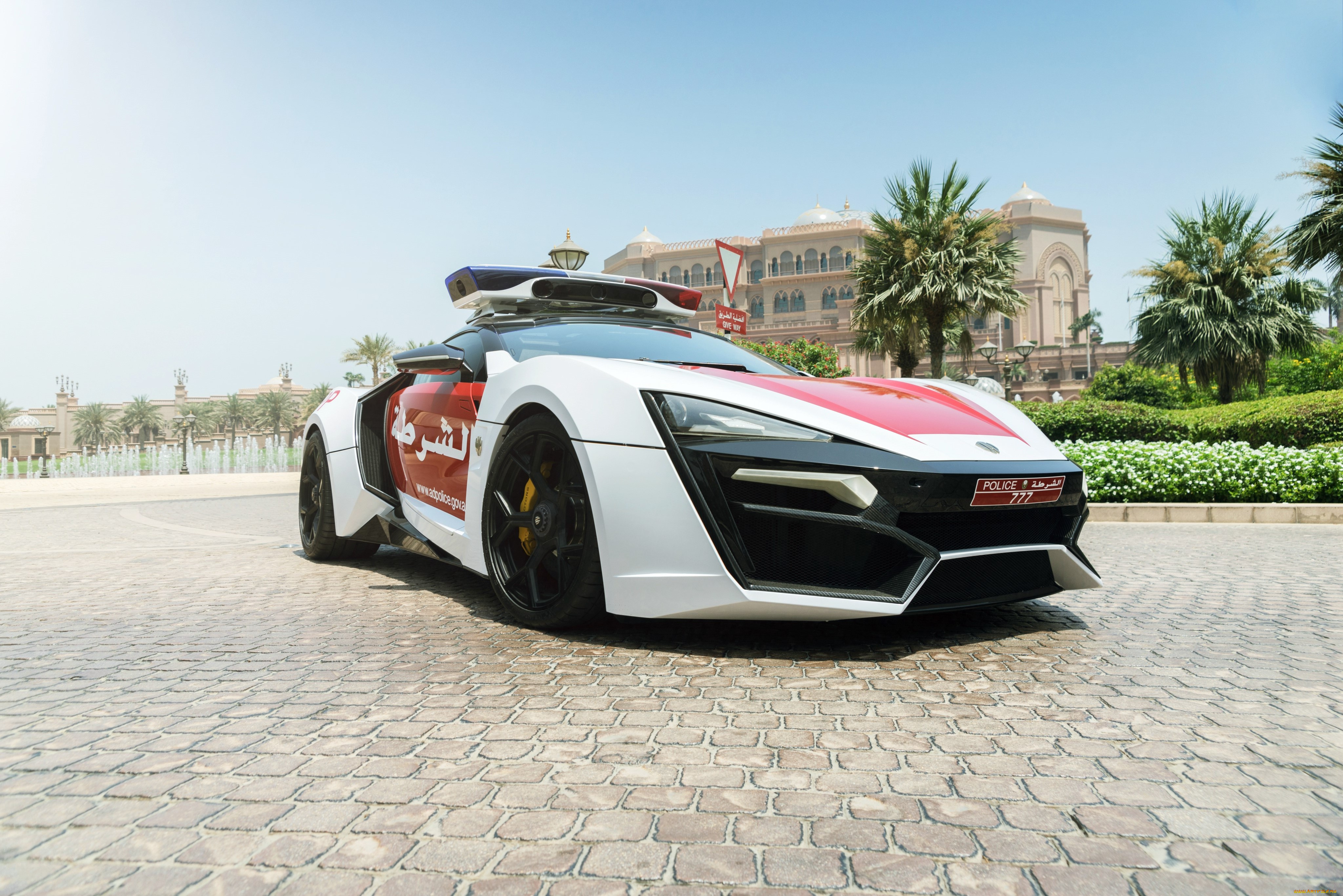 Авто из эмиратов. Lykan Hypersport, Абу-Даби. Lykan Hypersport Police. Lykan Hypersport полиция. Полиция Дубая Ликан.