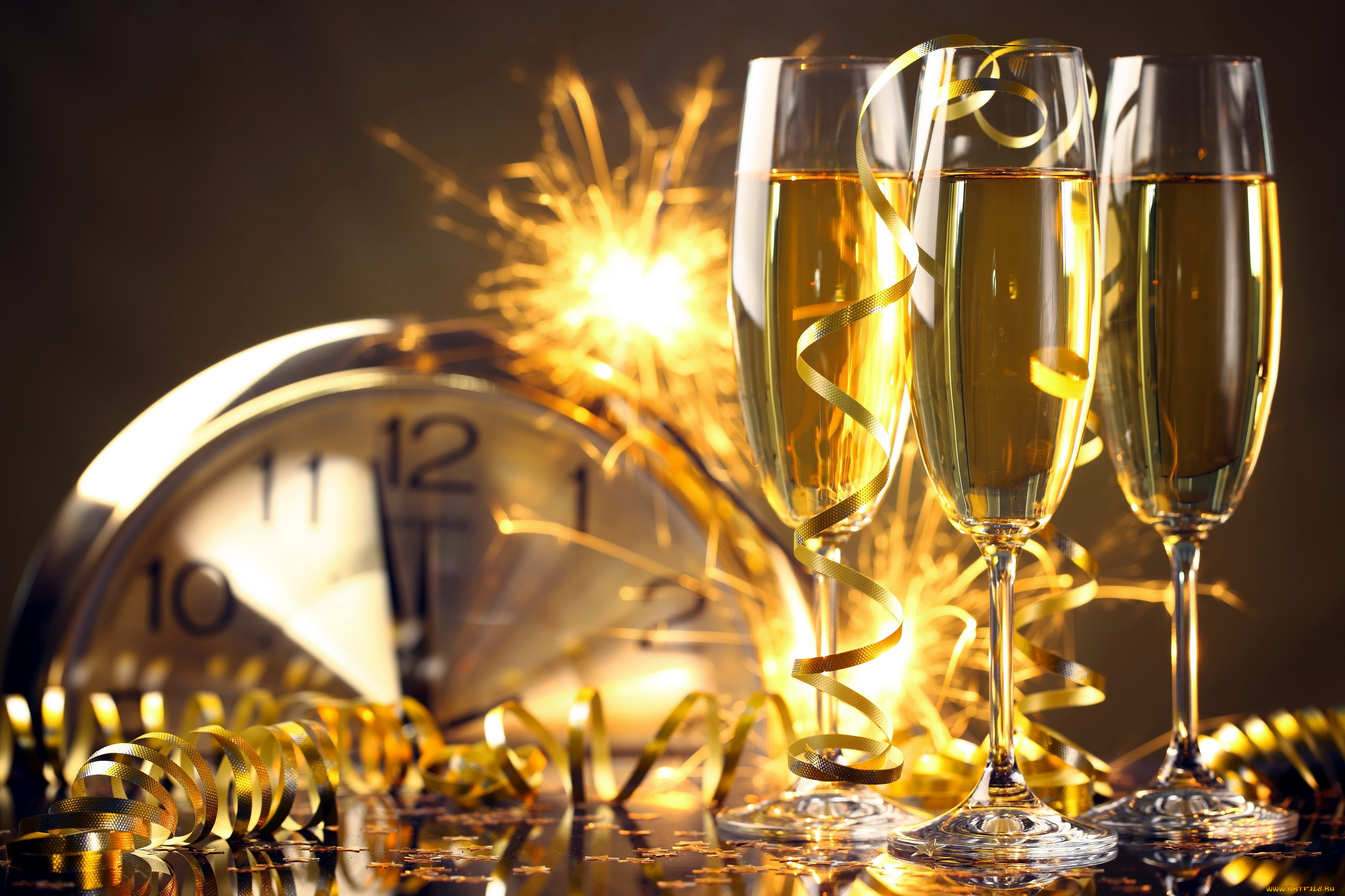 праздничные, угощения, шампанское, бокалы, серпантин, часы
