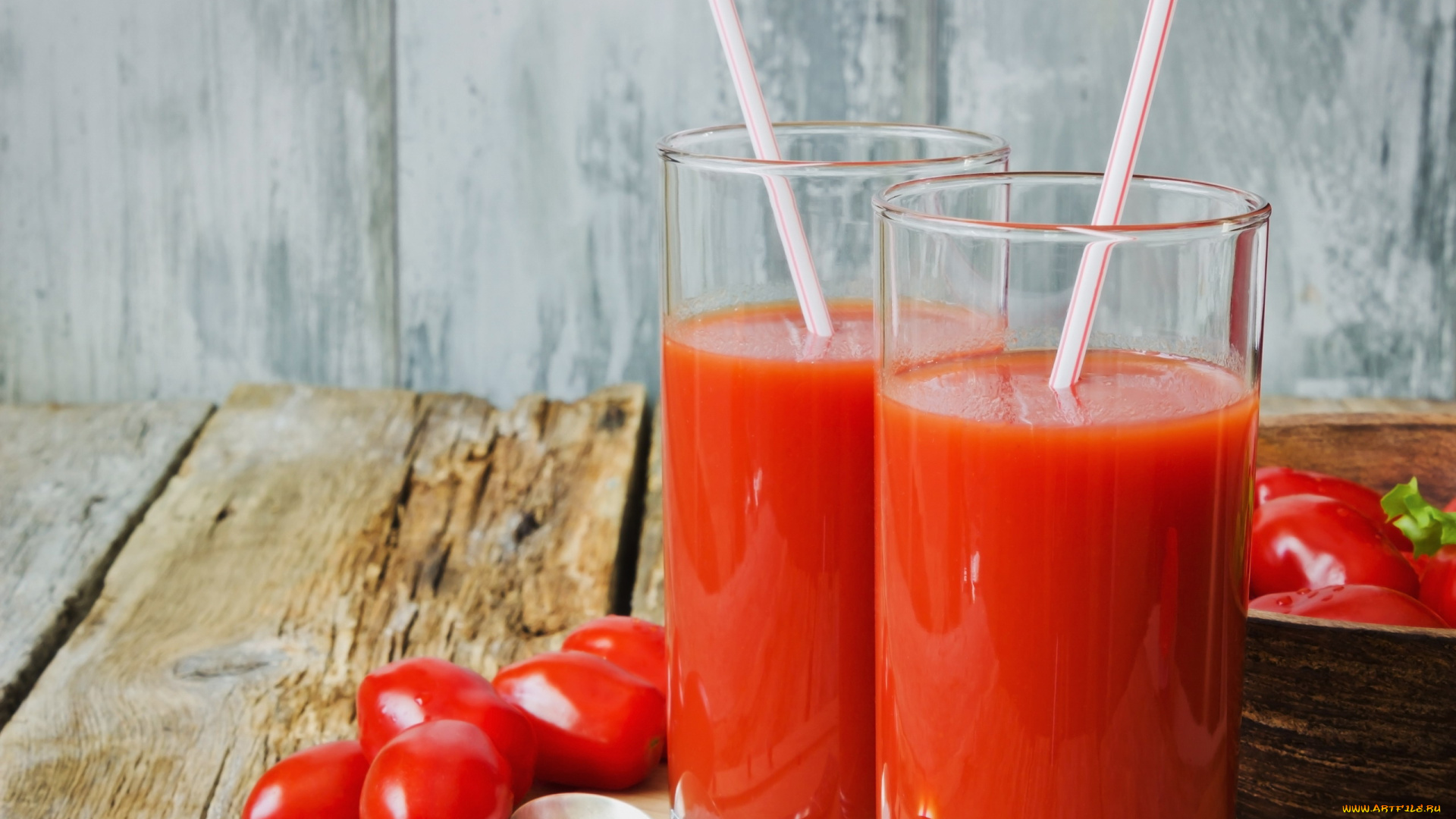 Как пить томатный сок. Томатный сок. Томатный сок со специями. Стакан томатного сока. Томатный сок фото.