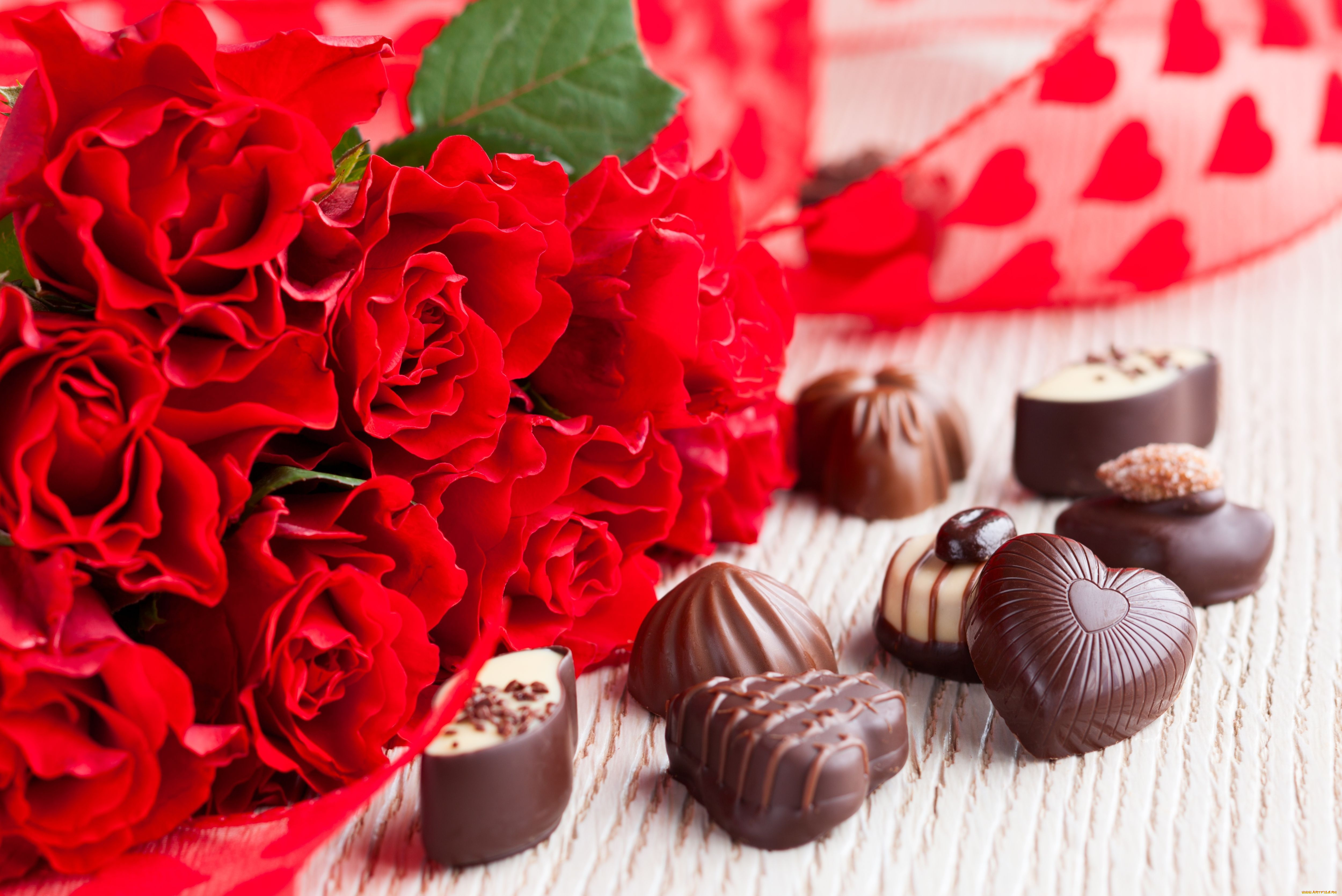 Цветы и шоколадка. Цветы с конфетами. Шоколадные конфеты и цветы. Красивые конфеты. Розы с конфетами.