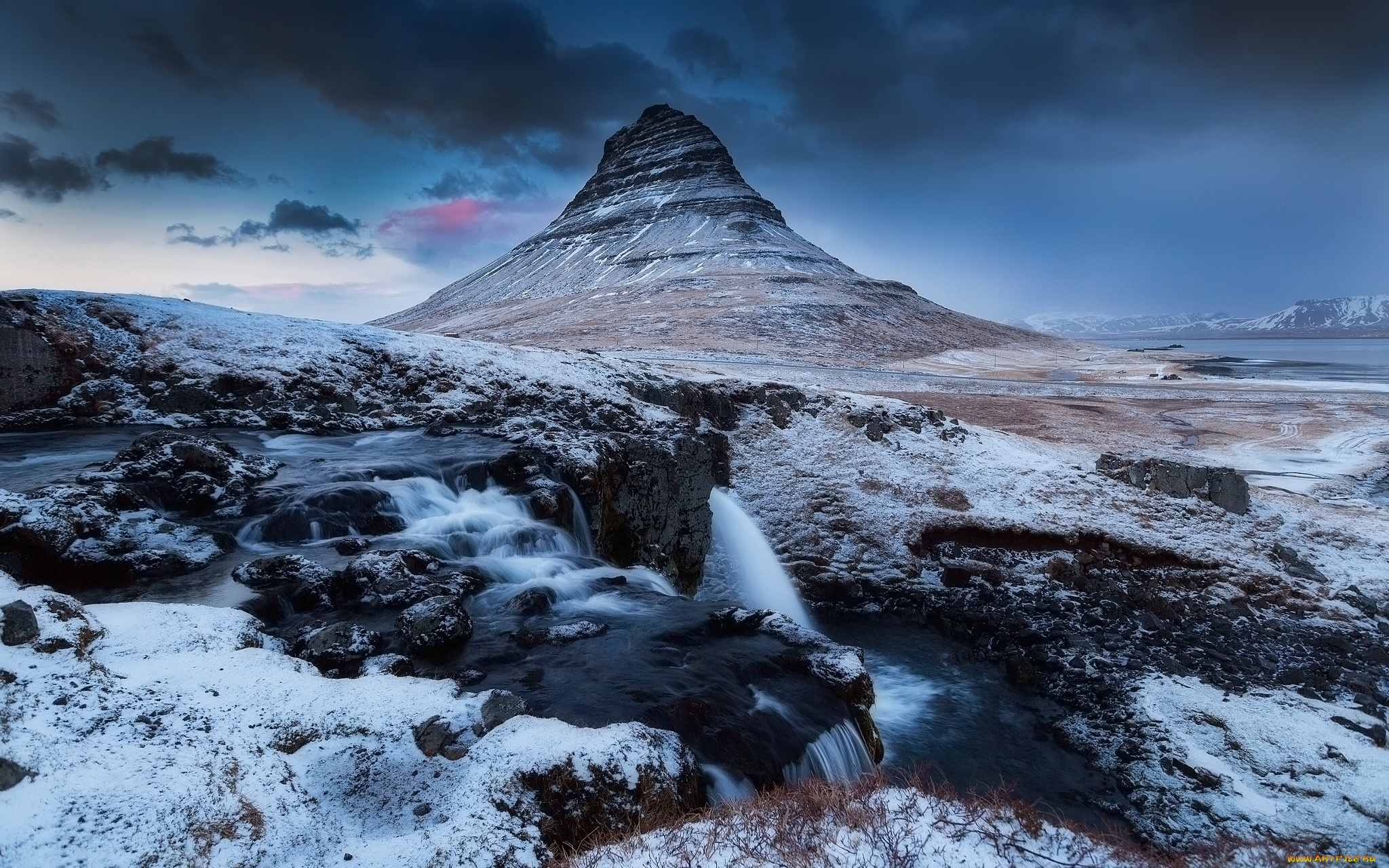 природа, горы, небо, водопад, снег, скалы, kirkjufell, исландия, вулкан, гора, вечер, облака, зима