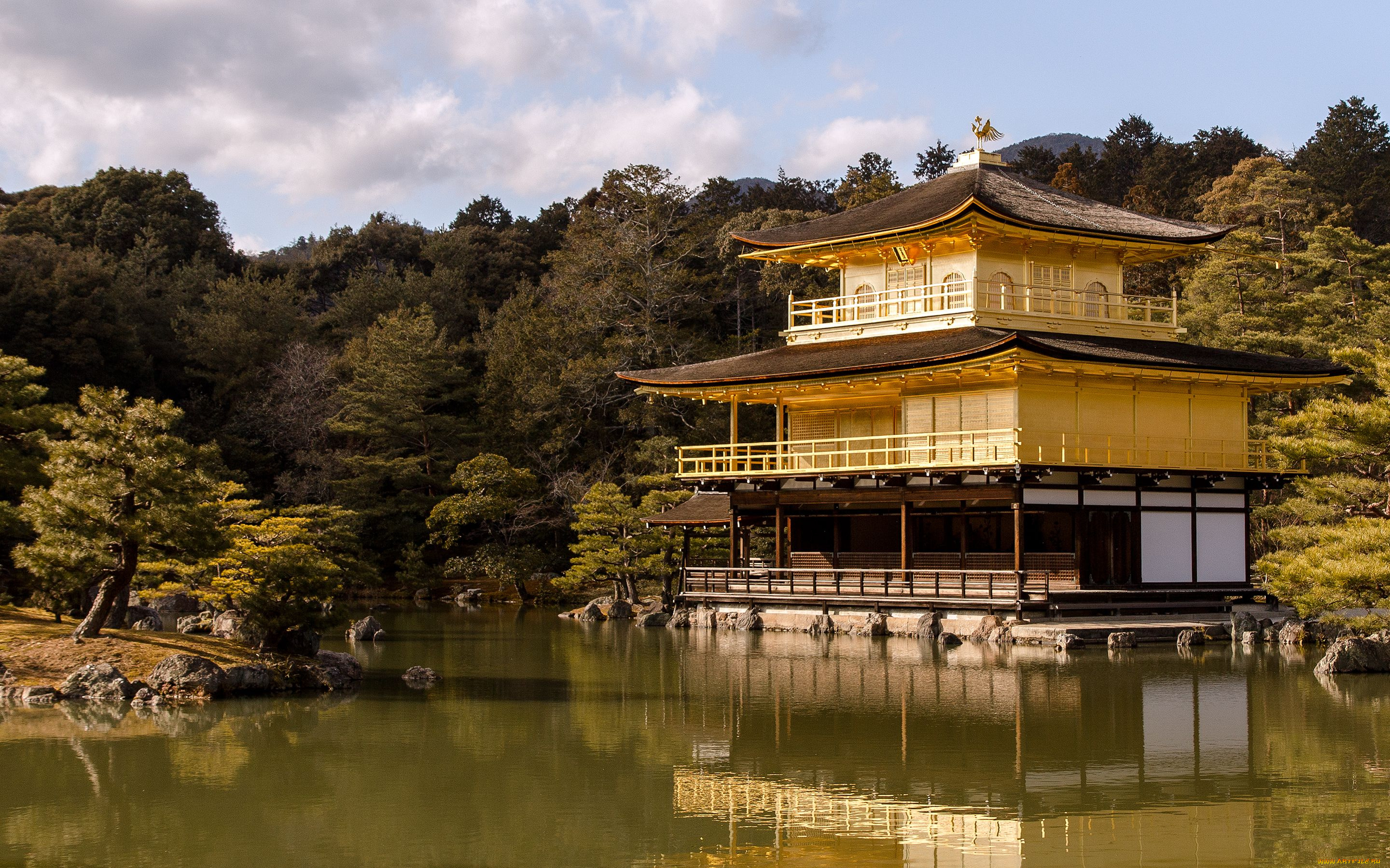 Какой китайский дом. Золотой павильон Кинкакудзи. Золотой павильон в Киото Япония. Кинкакудзи (золотой павильон) храма Рокуондзи. Храм Кинкакудзи Япония.