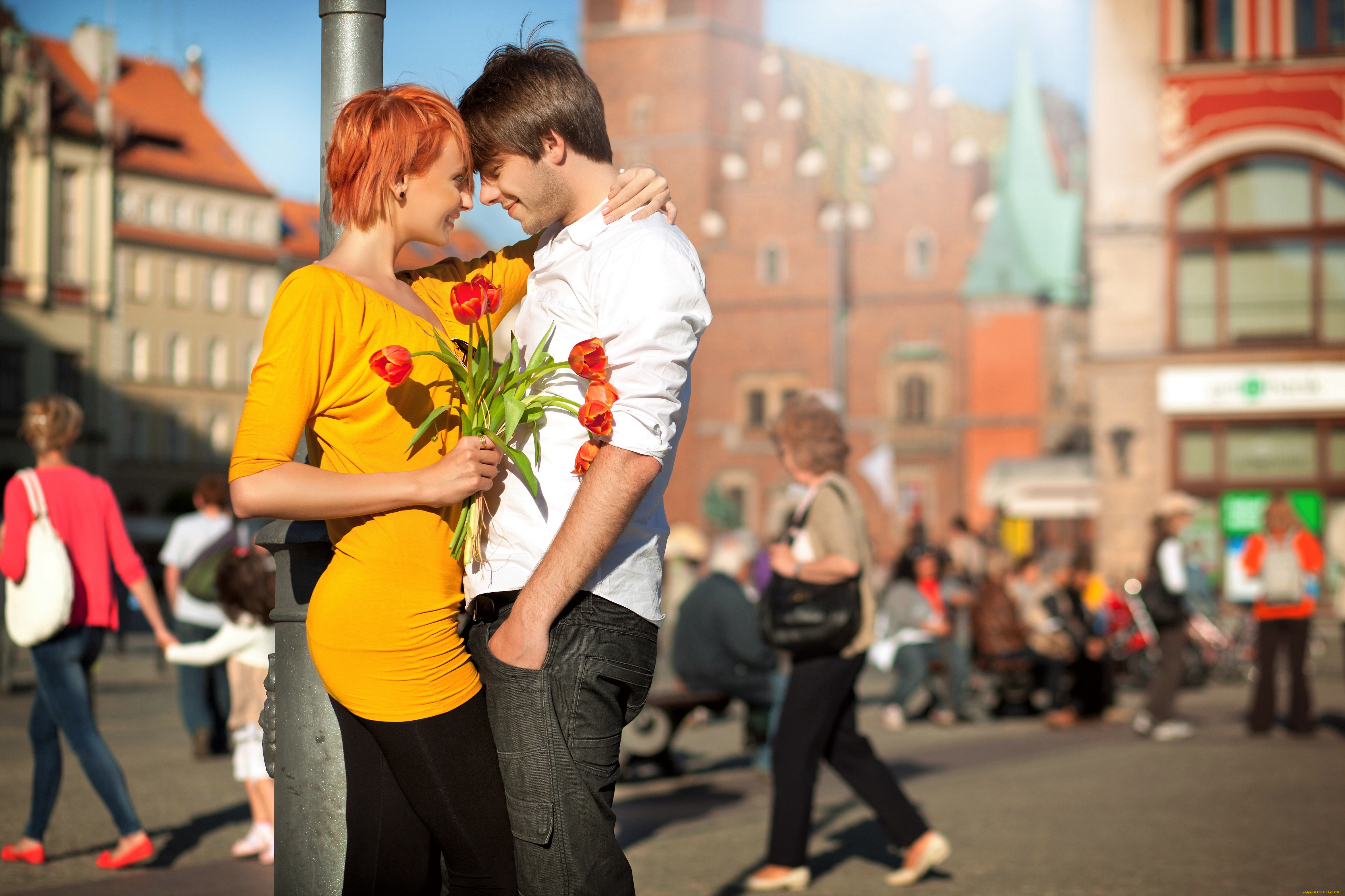 Будем свадьбу гулять. Парень с цветами на улице. Фотосессия пары в городе. Влюбленные на улице. Парочка влюбленных на улице.