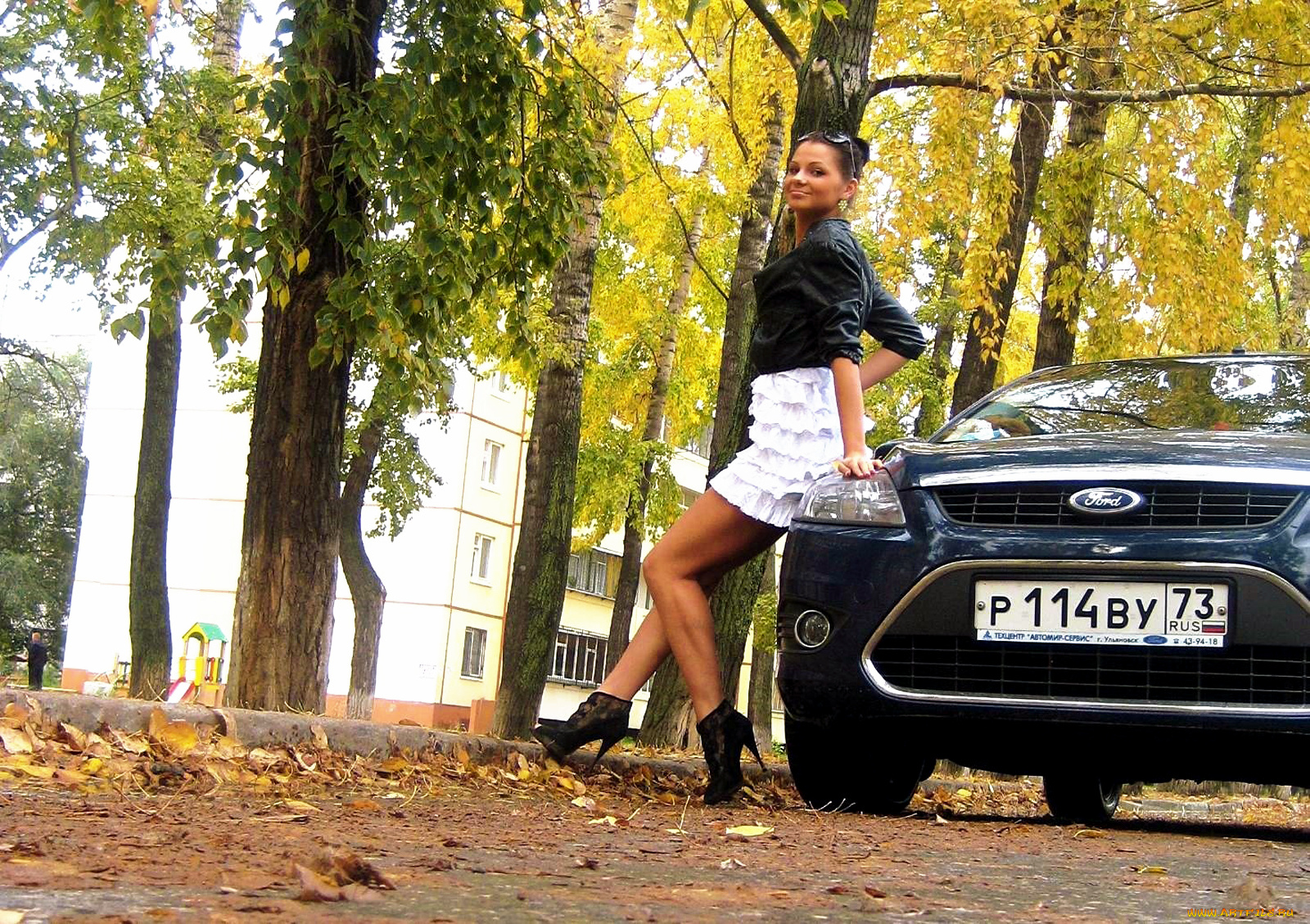 фото с машиной девушки осень