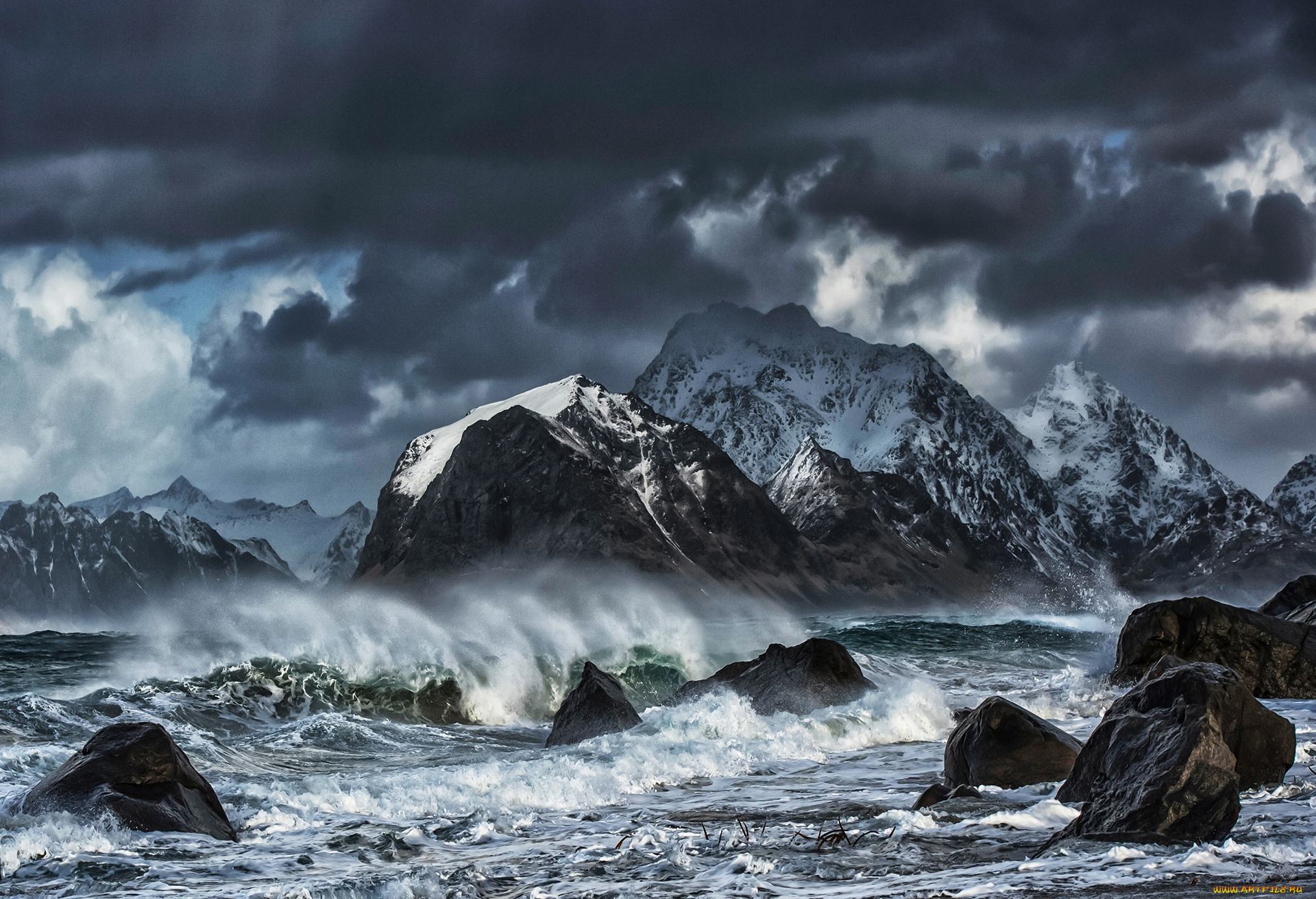 природа, горы, волны, море, камни, шторм, брызги, тучи, норвегия, берег, скалы, лофотенские, острова