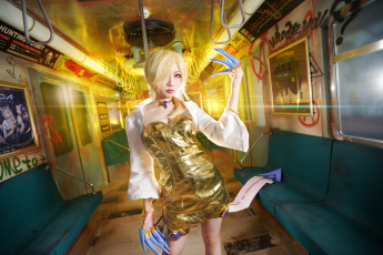 Картинка девушки -+креатив +косплей блондинка когти фалды вагон метро плакаты граффити